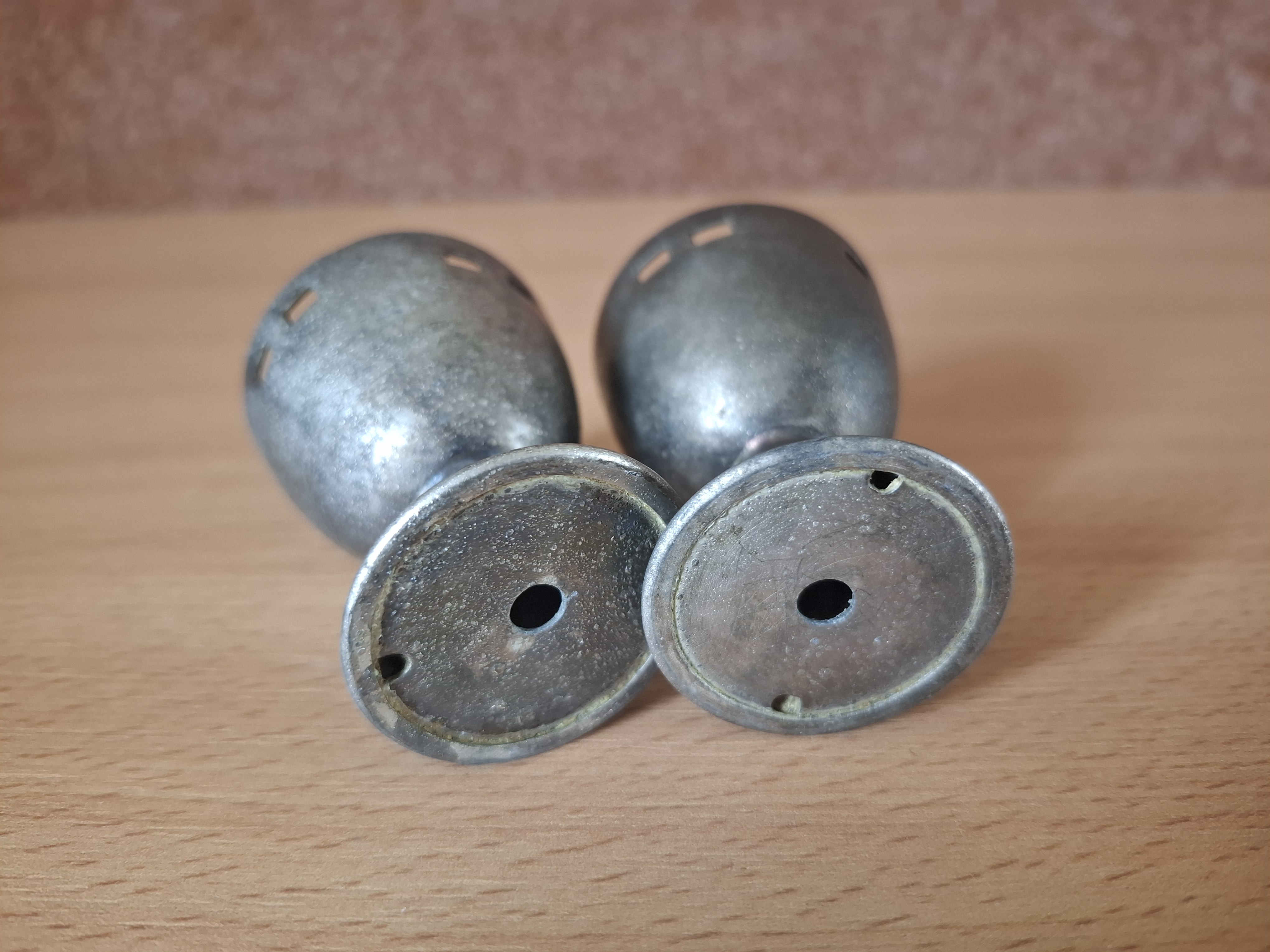 Starožitné kalíšky na vajíčka, 20.léta min. stol., pravděpodobně cín, cena za vše 