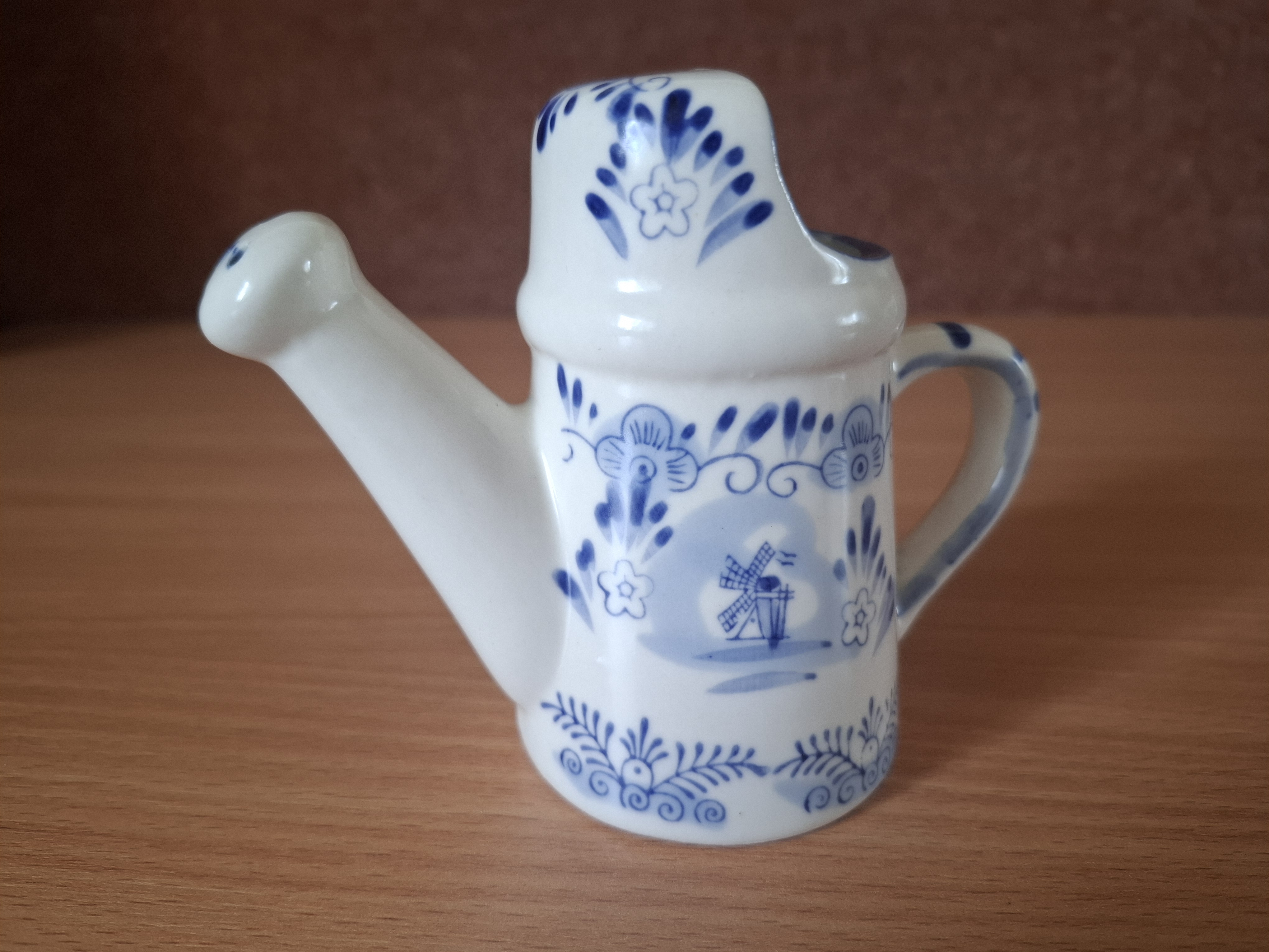 Porcelánová konvička, mlýny, Holandsko