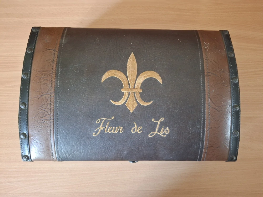 Parádní menší dřevěna truhla v kožence 