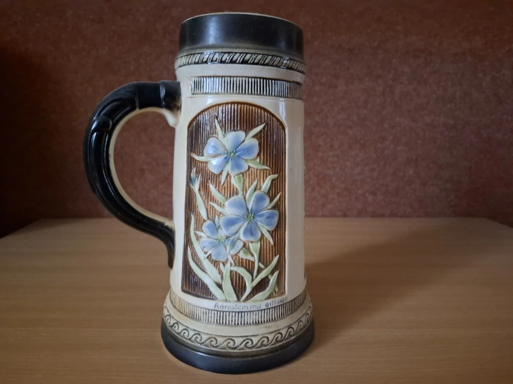 Nádherný porcelánový korbel s květy, Sitzendorf, Německo