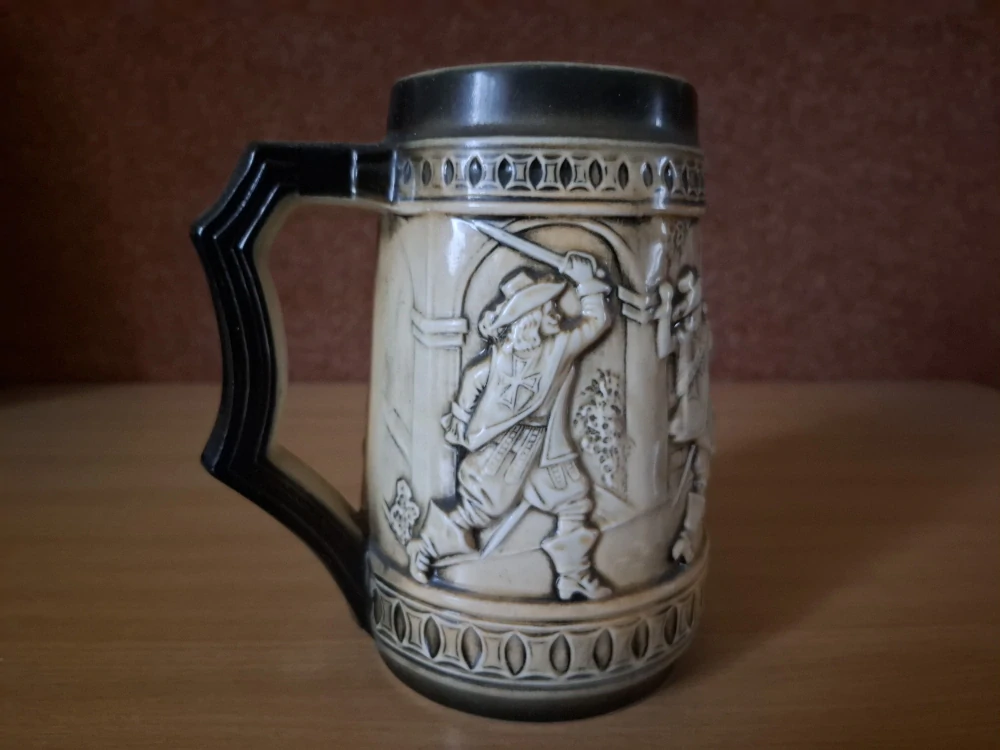 Keramický korbel, mušketýři, výška 17cm