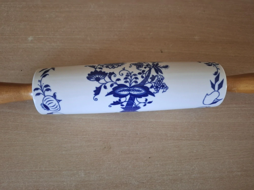 Váleček na těsto, porcelán, dekor cibulák