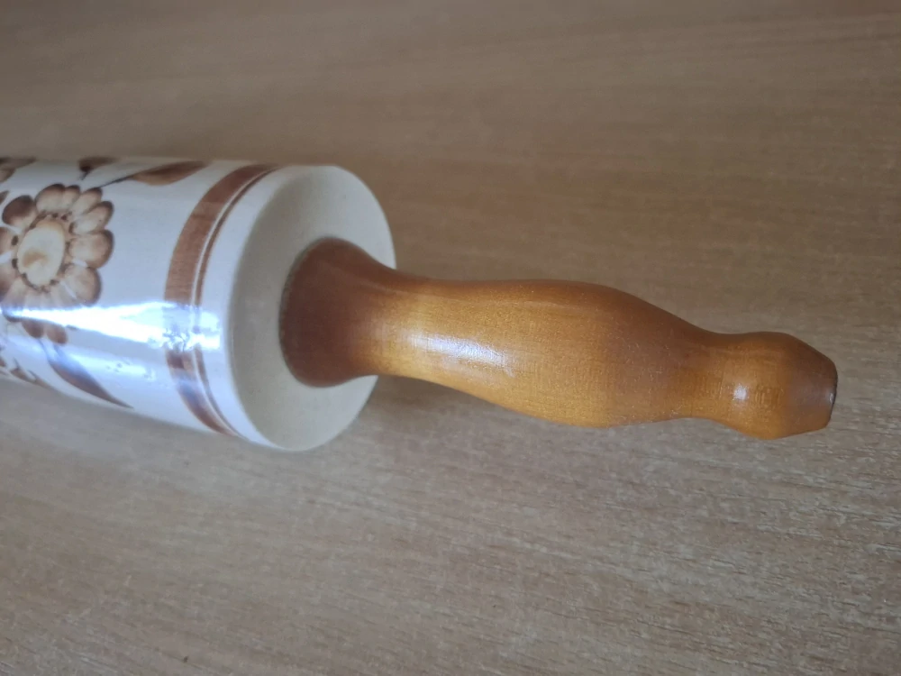 Váleček na těsto, porcelánový s hnědým dekorem.