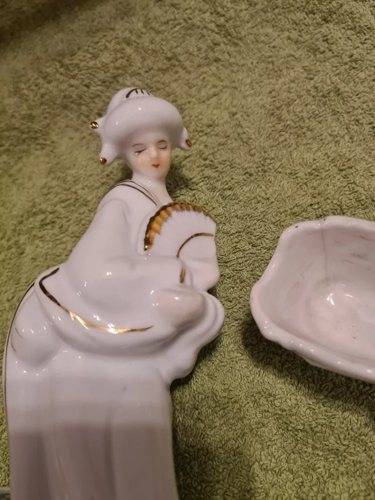 Socha, soška žena, Geisha, výška 19cm, bez značení + 2ks porcelánu zdarma 