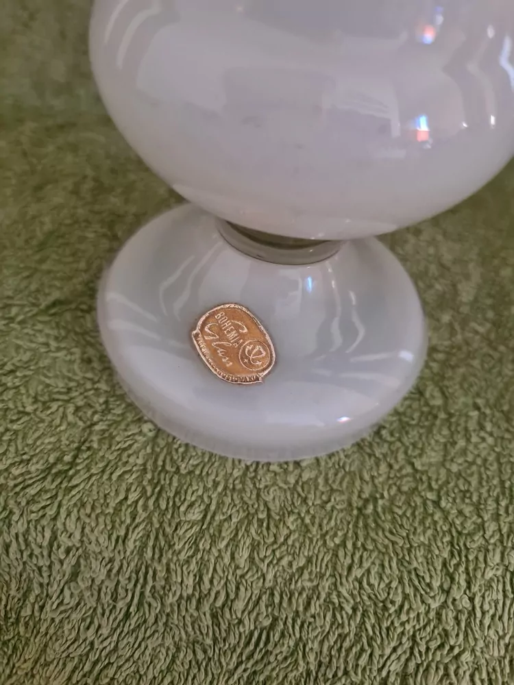 Váza Bohemia Glass Czechoslovakia, mléčné sklo s kovovým lemováním