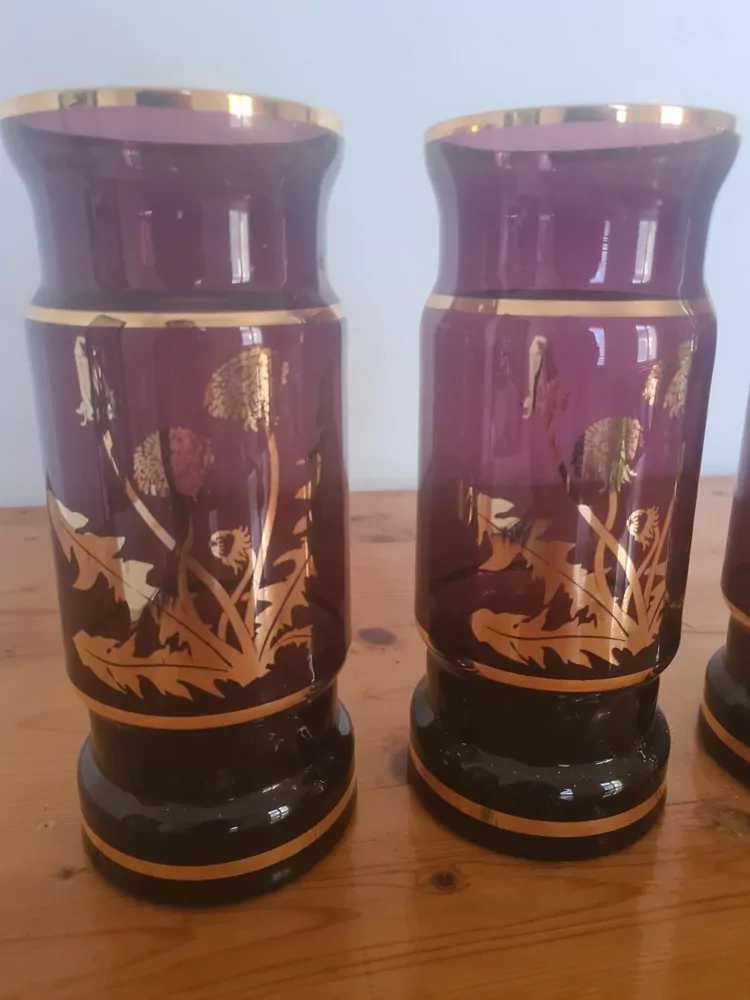 Váza, fialové sklo, dekor pampelišky, výška 28cm, cena za kus