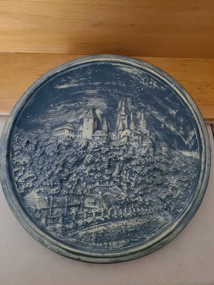 Reliéf Hradčany, k zavěšení, průměr 32,5cm