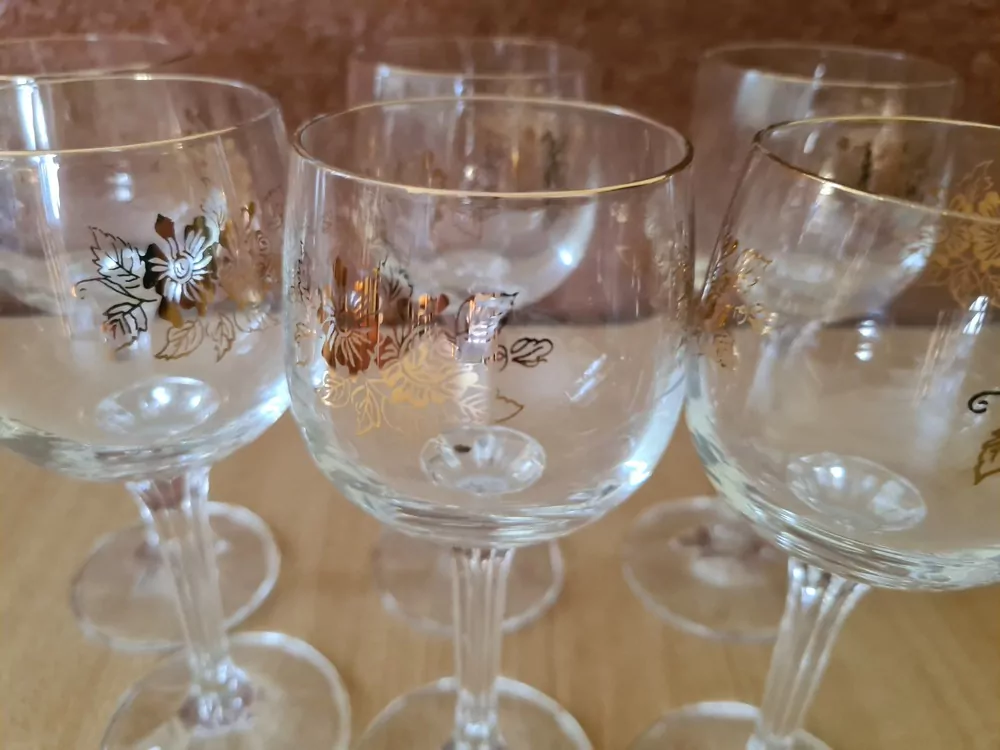 Sklenice na víno, 6x, zlaté zdobení, cena za vše 