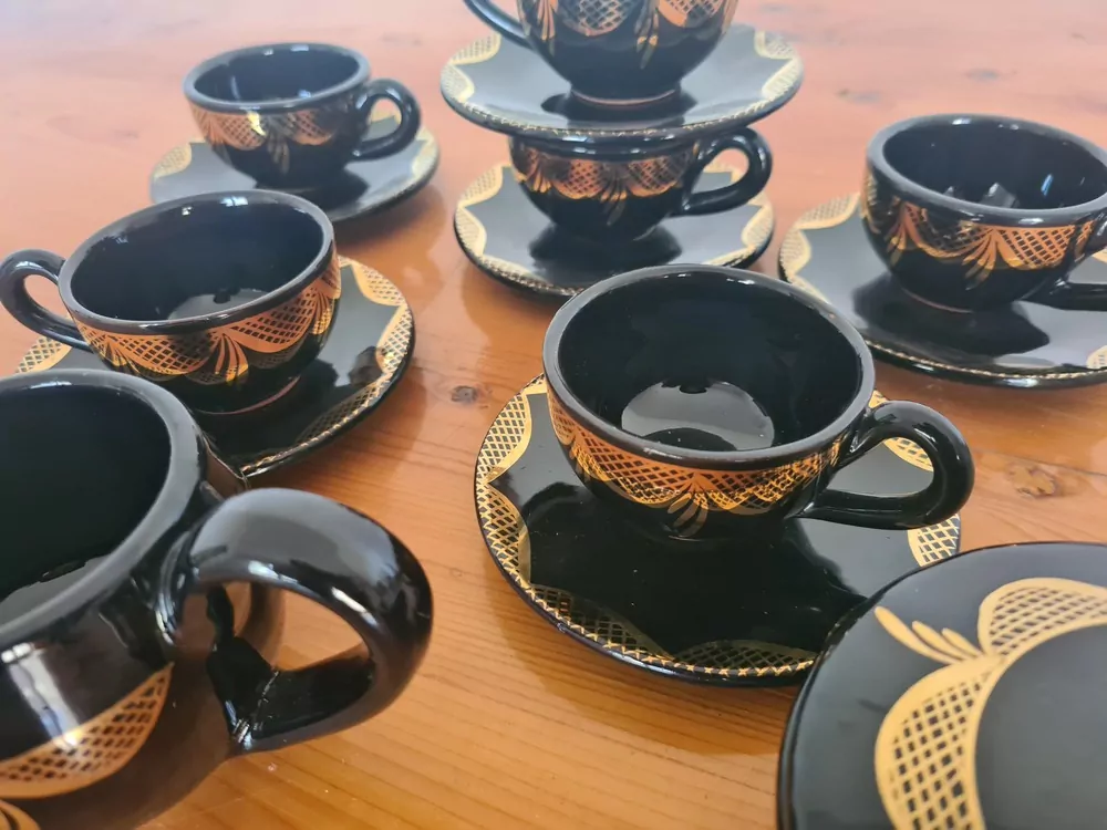 Keramická sada, černá se zlatým zdobením, 6+6+mléčenka a konvička a cukřenka, cena za vše 