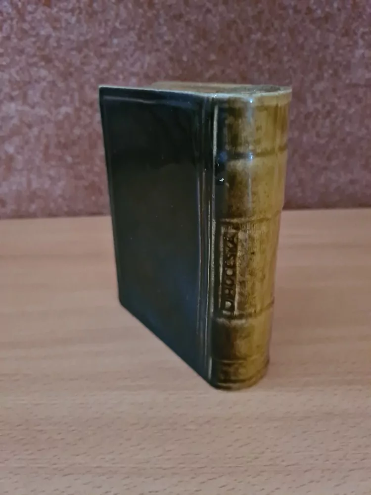 Porcelánová placatka na alkohol, tvar kniha