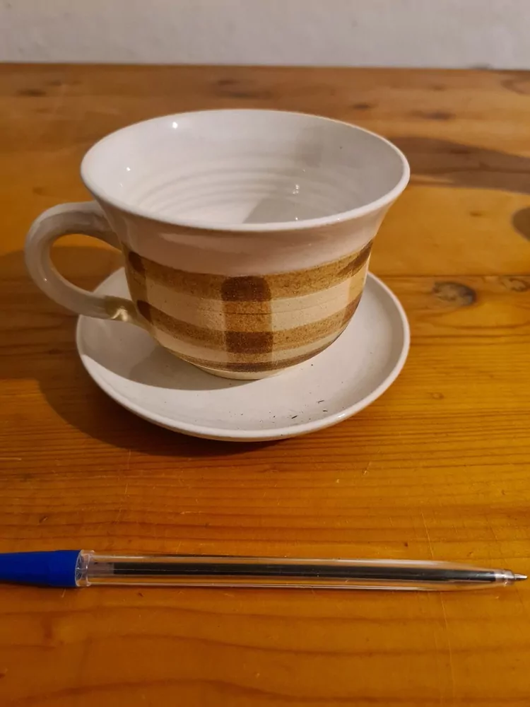 Keramika, hrnek, hrníček s podšálkem, hnědé karo