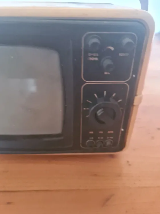 Stará přenosná televize, prodávám jako nefunkční, neodzkoušeno 