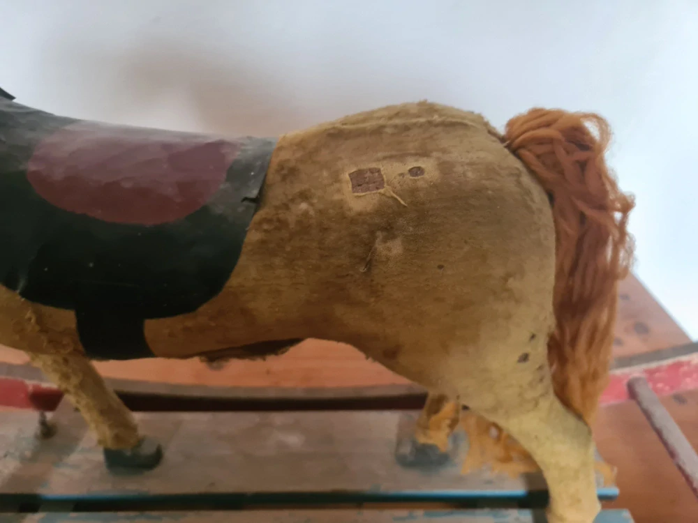 Starožitný houpací koník s kolečky, drevěný, délka 96cm, výška 53cm