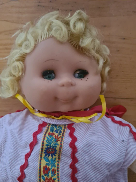 Kudrnatá panenka, výška 45cm