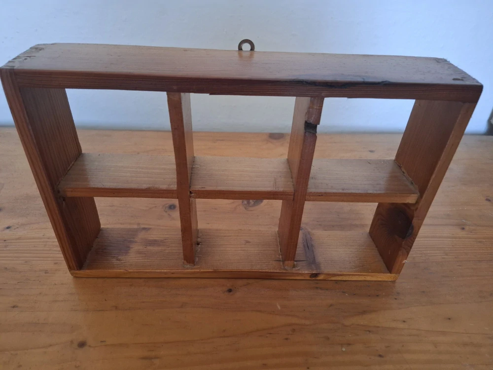 Dřevěná polička na miniatury k zavěšení 