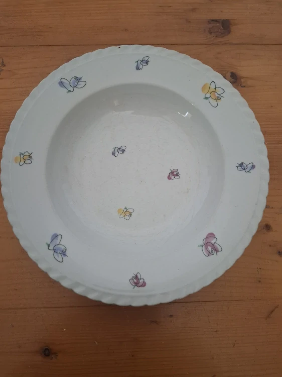 Talíř hluboký s kytičkami, Thun Czechoslovakia, průměr 23cm 