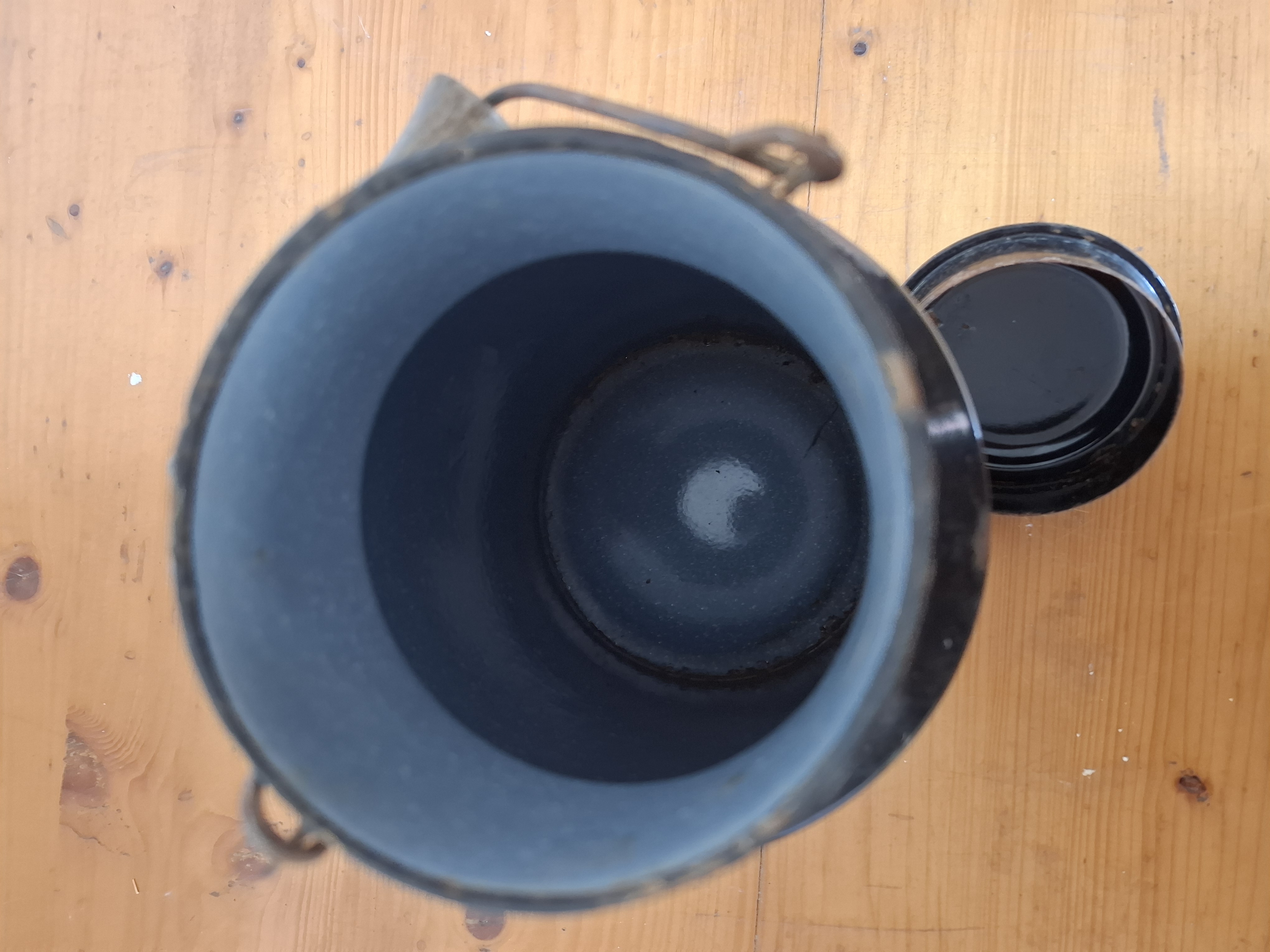 Bandaska, konvička na mléko, černá, smalt, výška 30cm
