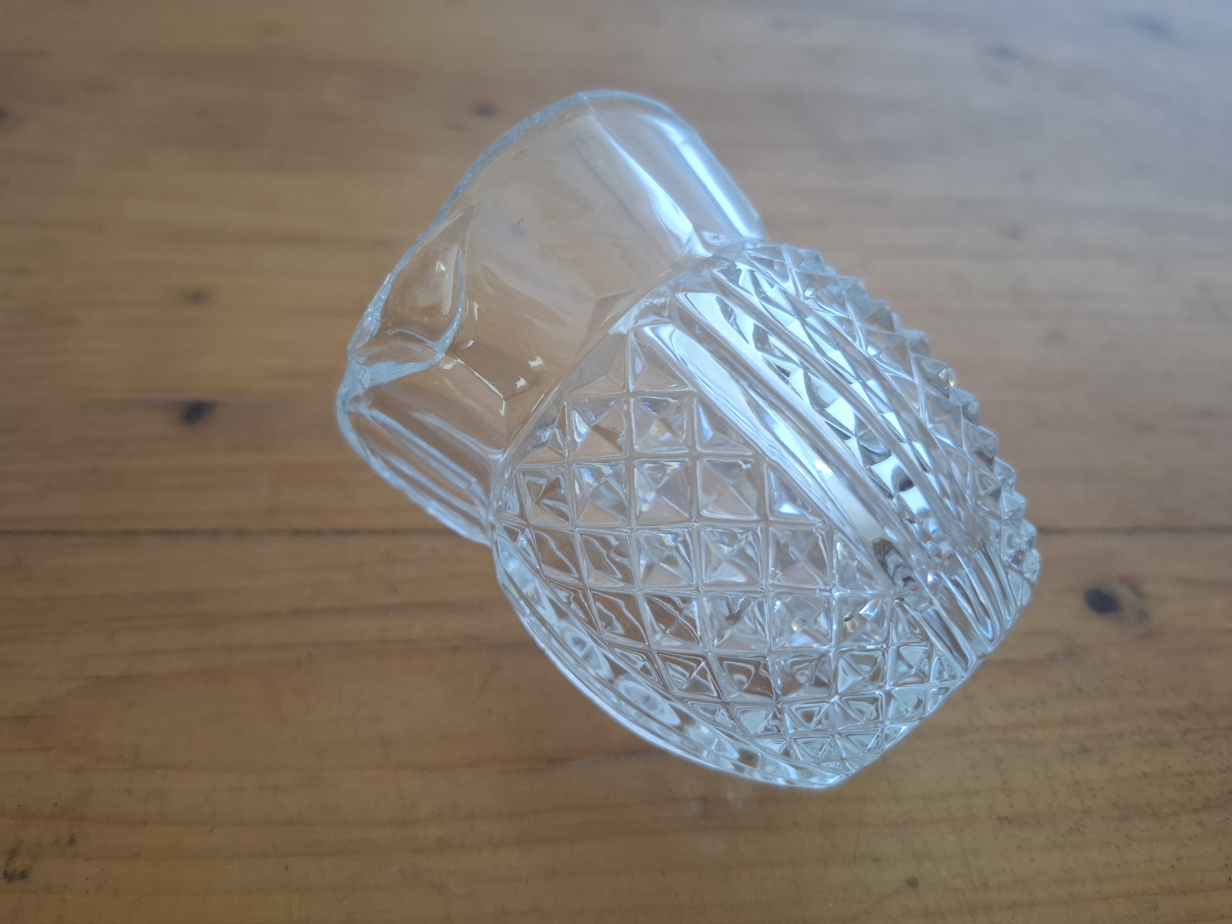 Konvička, lisované sklo, výška 7cm, průměr 6,5cm