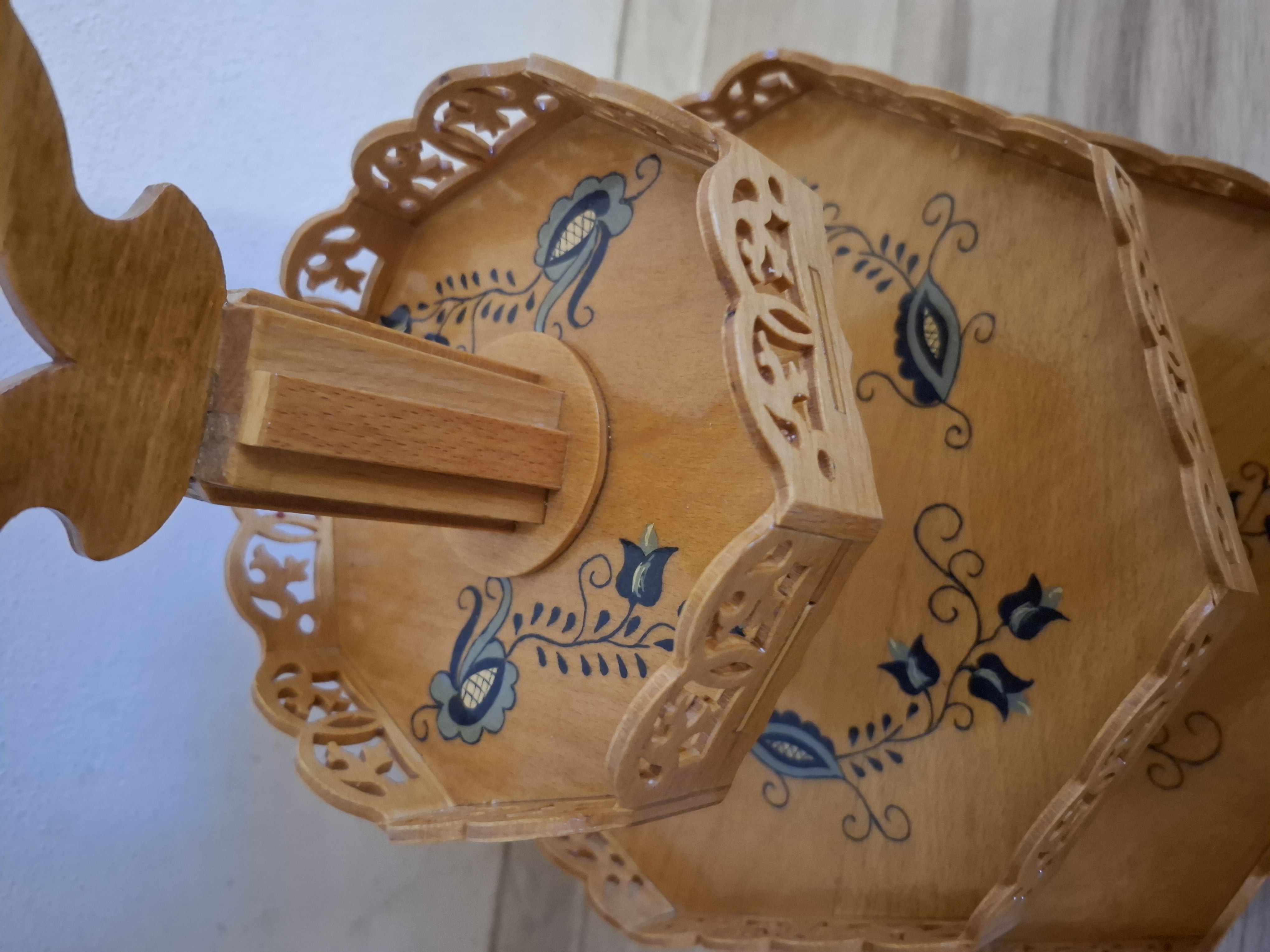 Nádherný dřevěný etažér, krásně zdobený, výška 44cm, rozměr spodního dílů 34x34cm