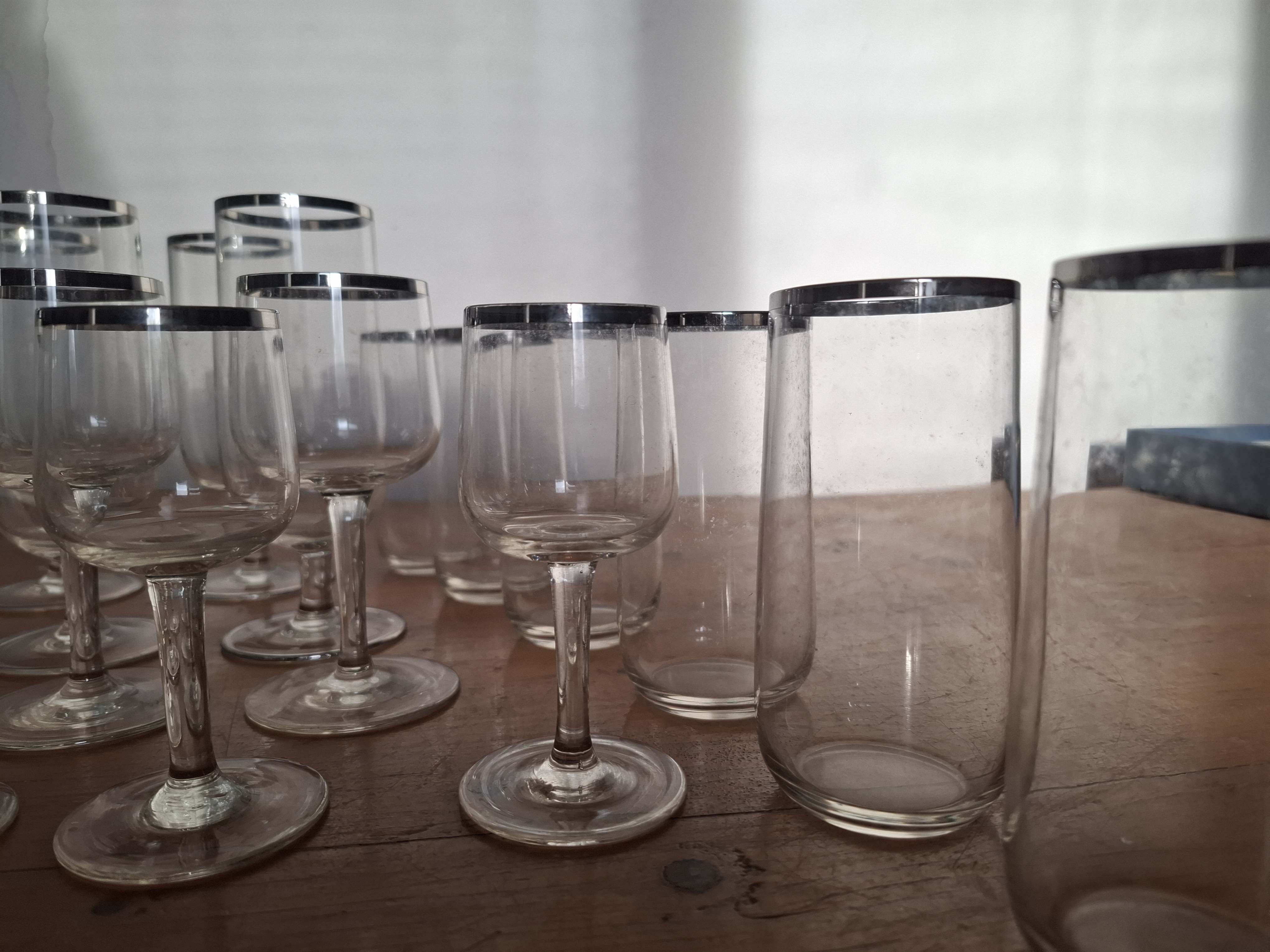 Sklenice, sada 26ks, stříbrná linka, cena za vše 