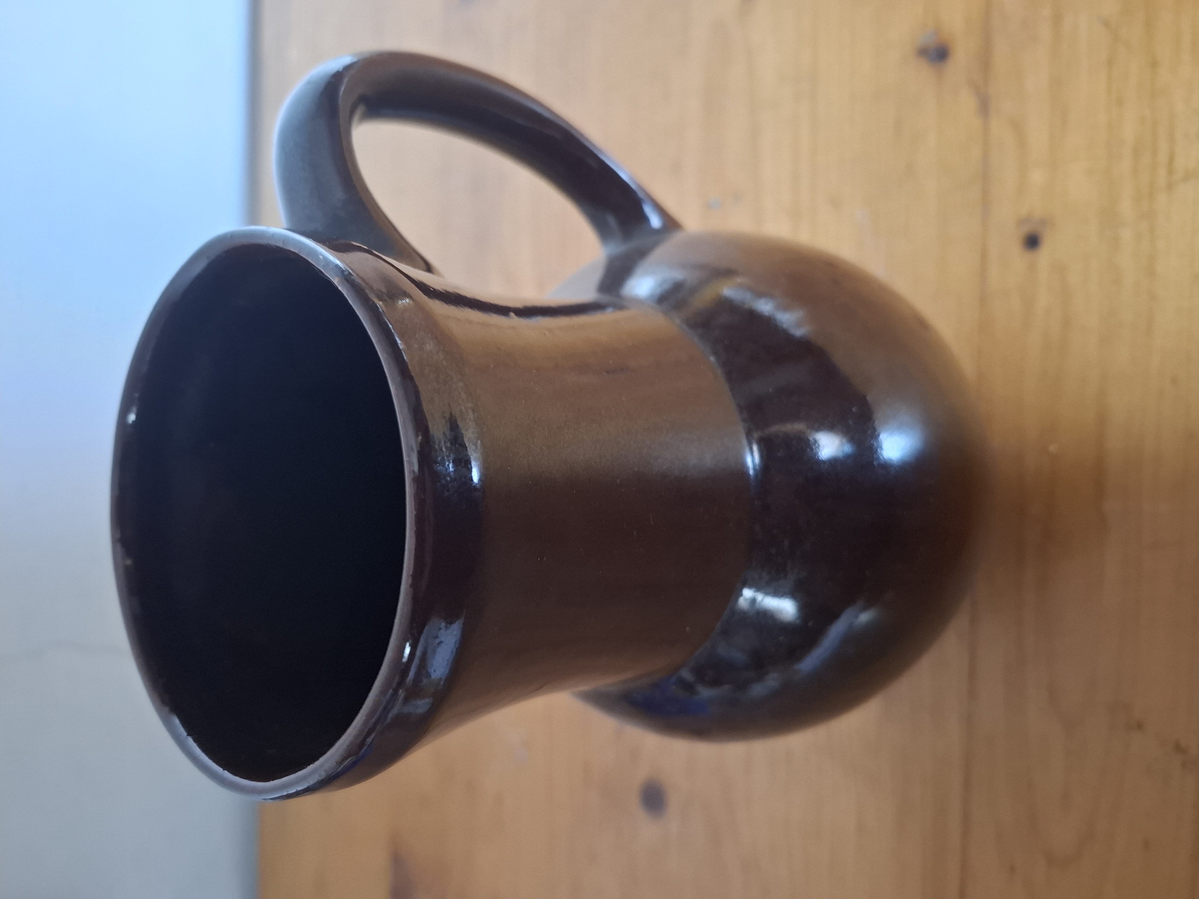 Keramický džbán, hnědý, zn. Keramo Kostelec nad Černými lesy