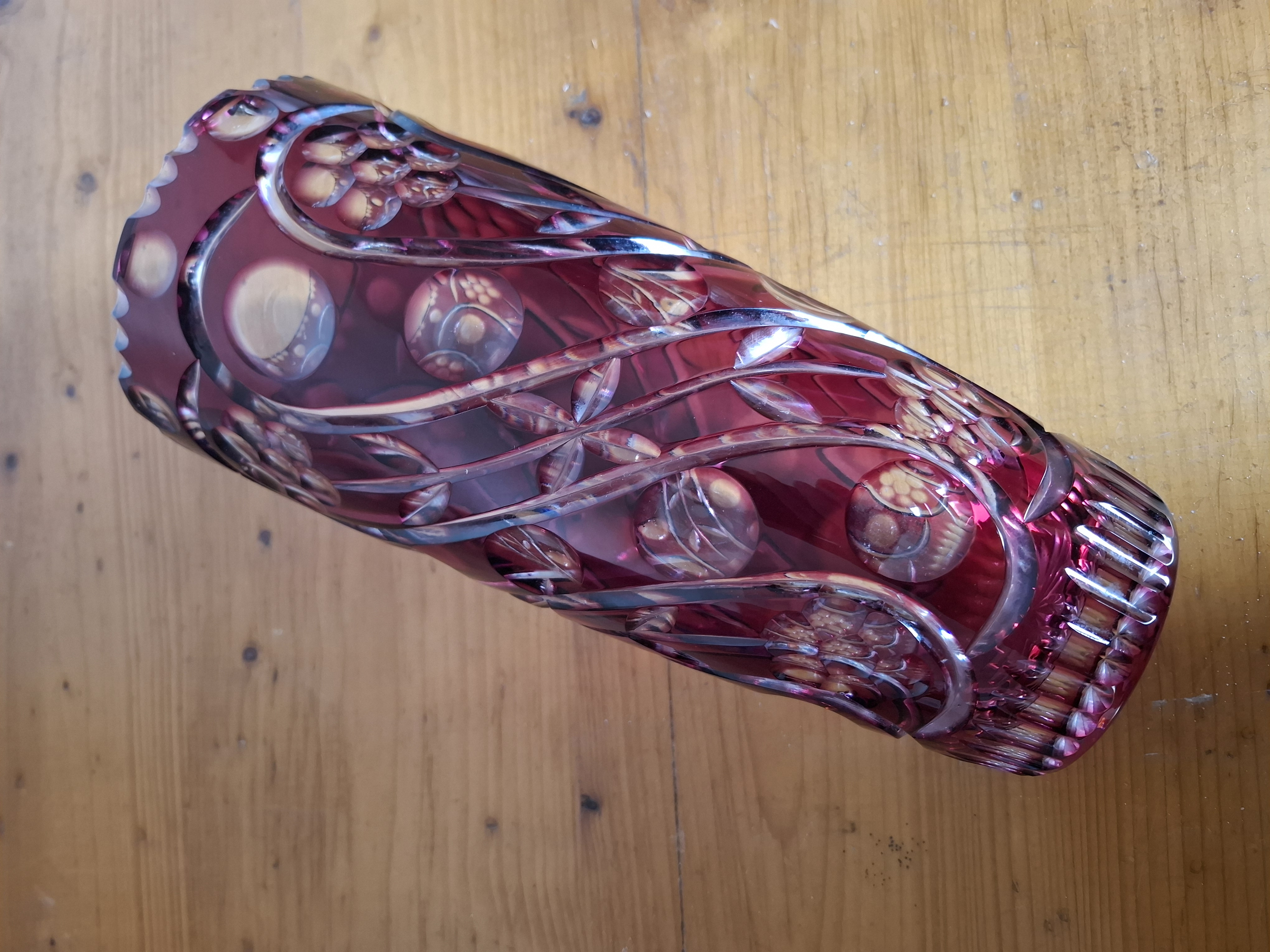 Rubínová broušená váza, bez poškození, výška 25,5cm