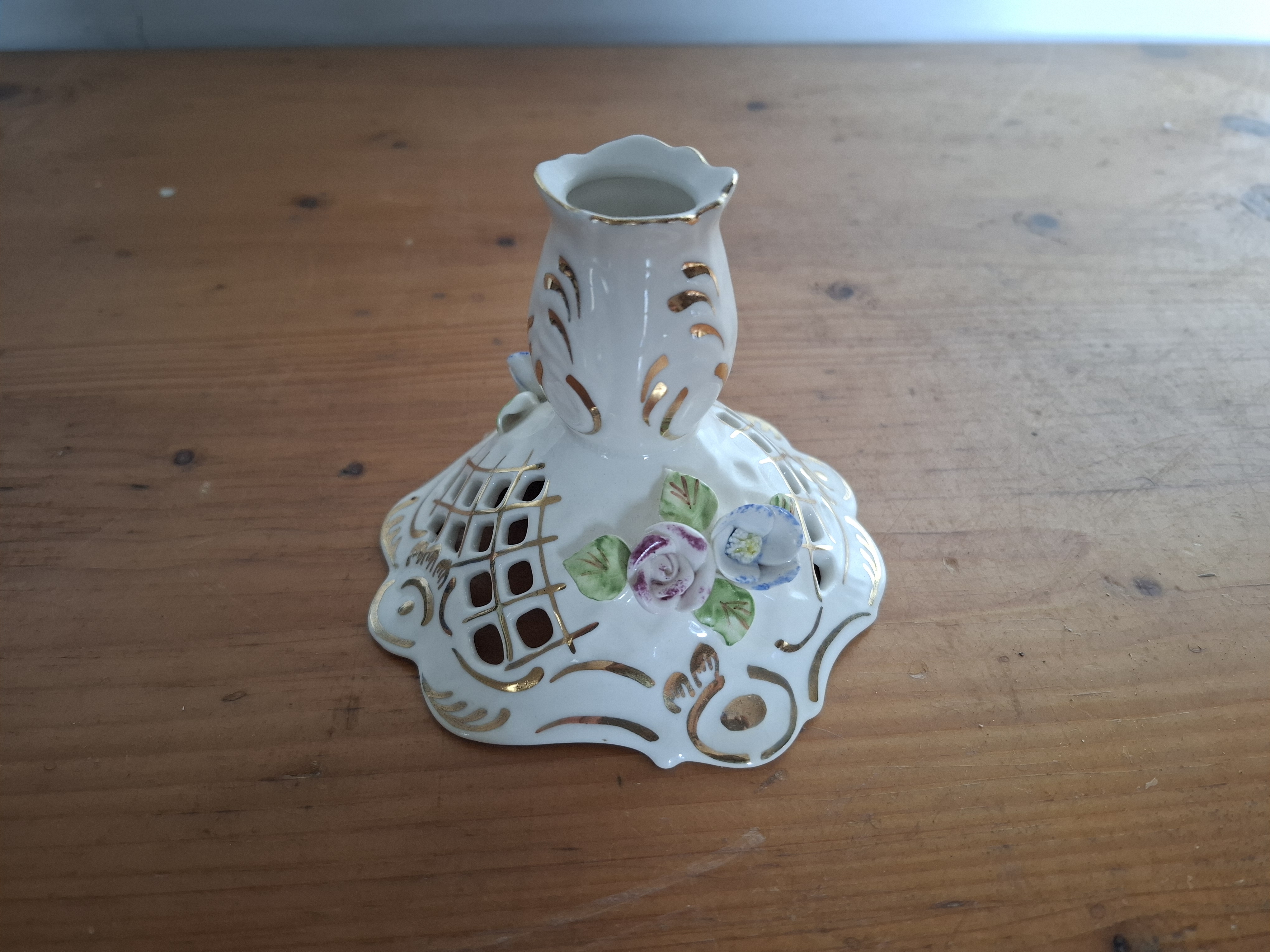 Krásný porcelánový svícen, zn. Fena Porcelain 