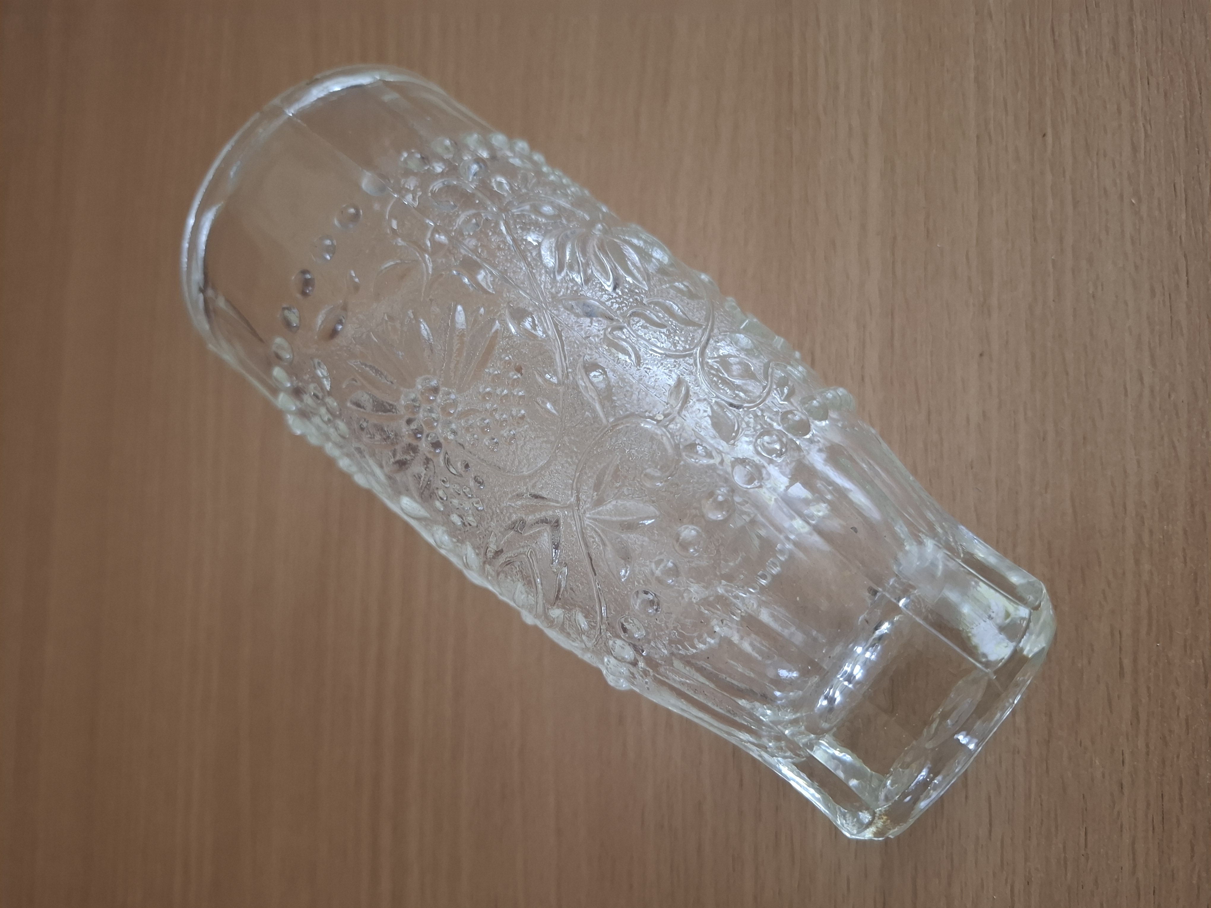 Retro váza, P. Pánek, dekor cibulák, lisované sklo, výška 15,5cm