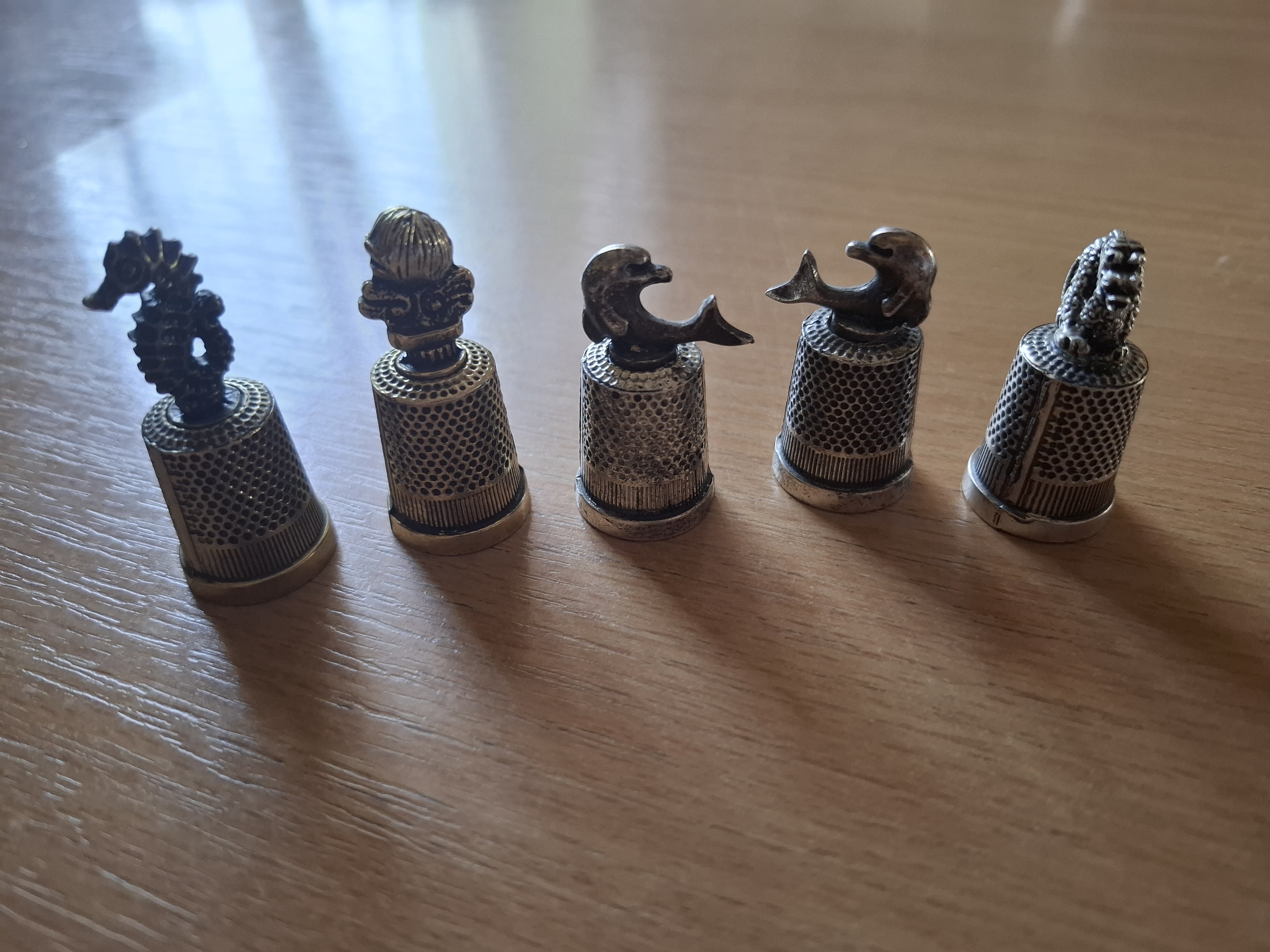 Náprstek se zvířaty na horní části, 5ks, kov (mosaz a cín), cena za vše 