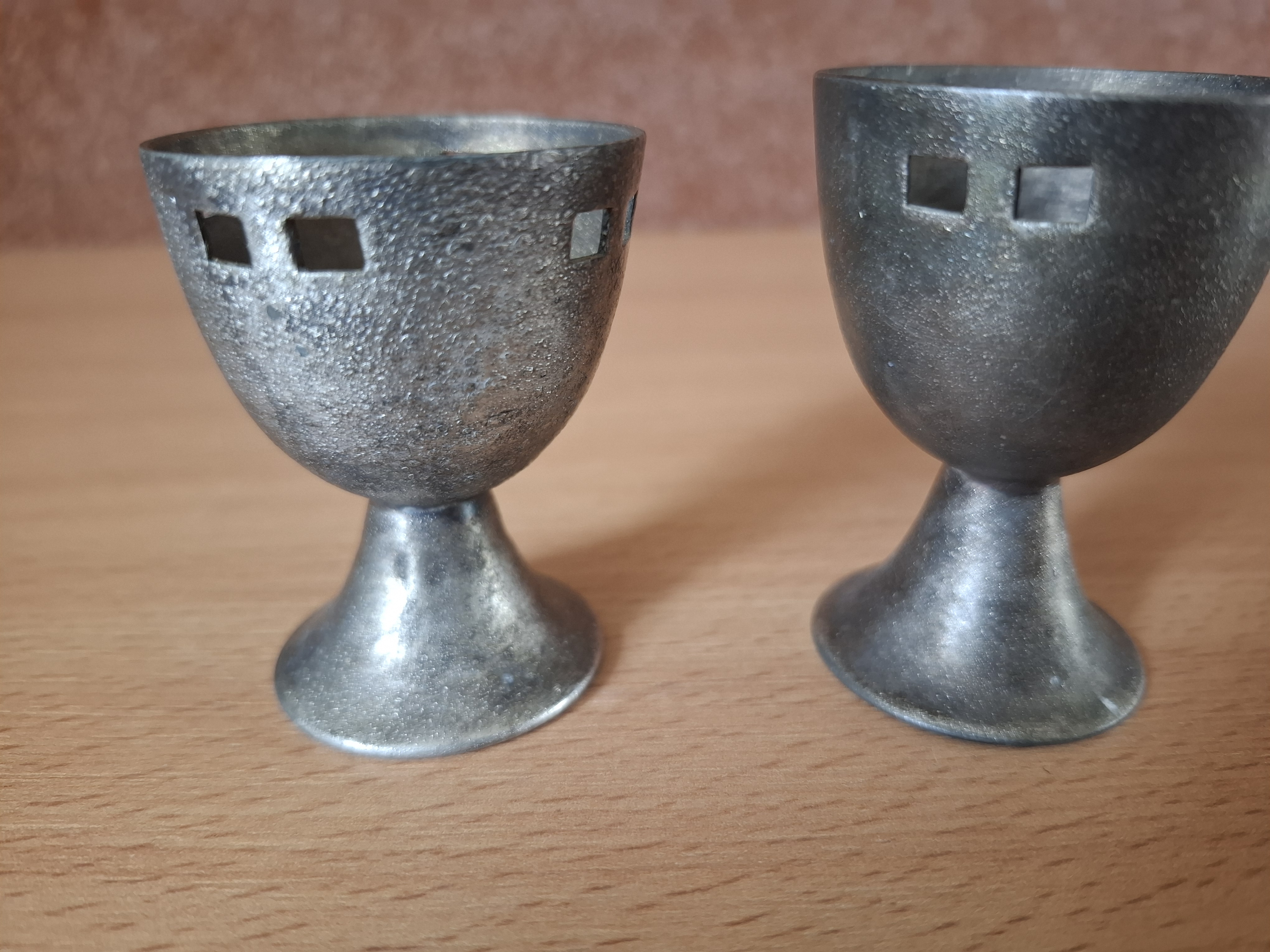 Starožitné kalíšky na vajíčka, 20.léta min. stol., pravděpodobně cín, cena za vše 