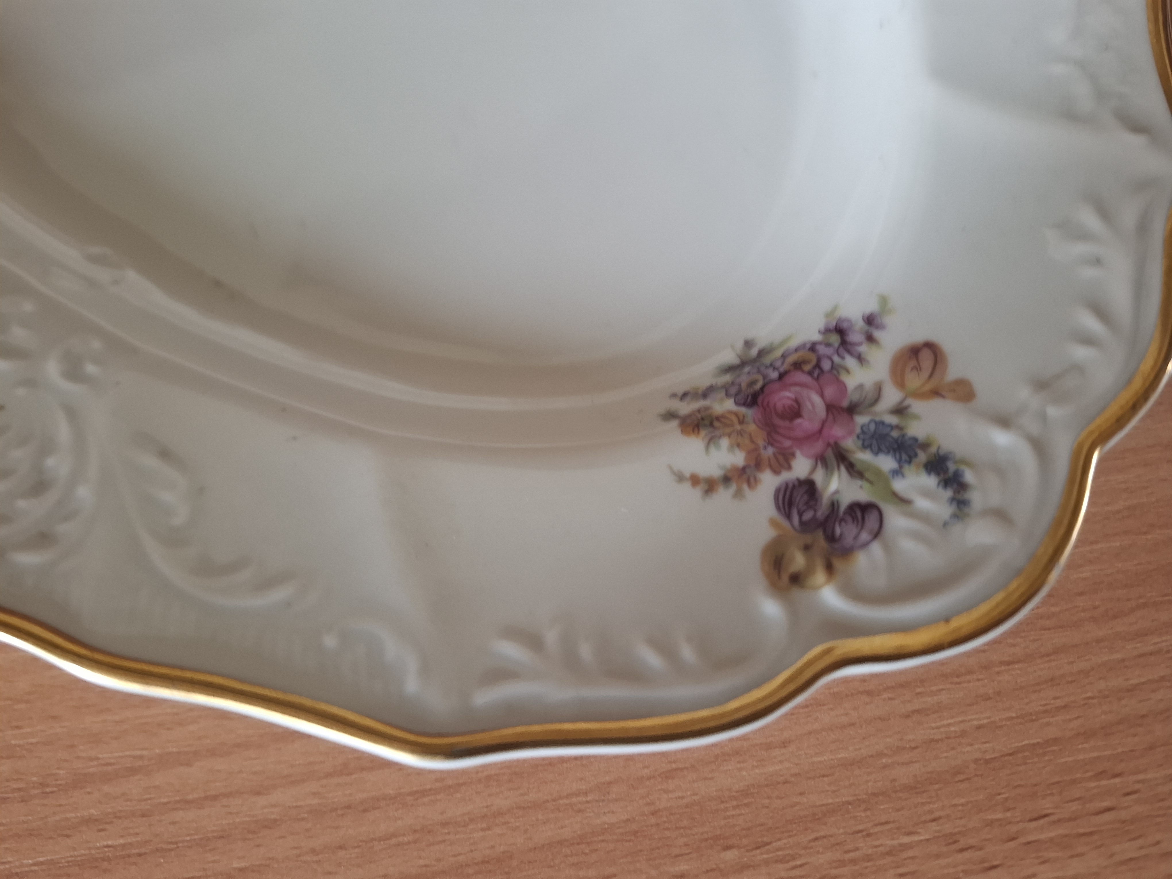 Servírovací talíř, kytičky, zlatý lem, Bernadotte Czechoslovakia 