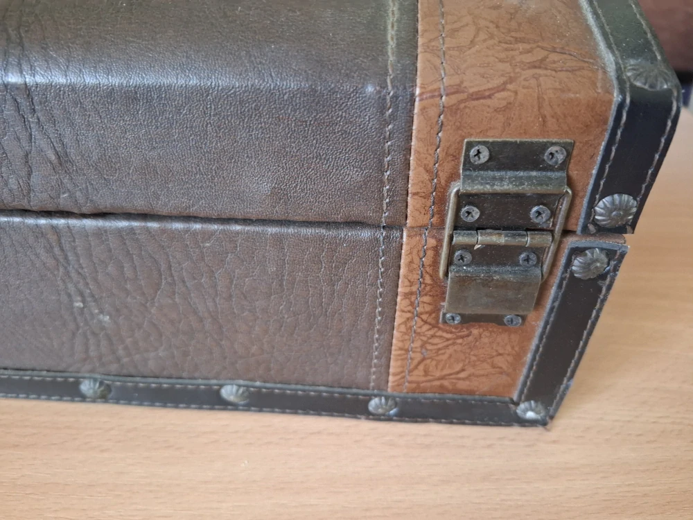 Parádní menší dřevěna truhla v kožence 