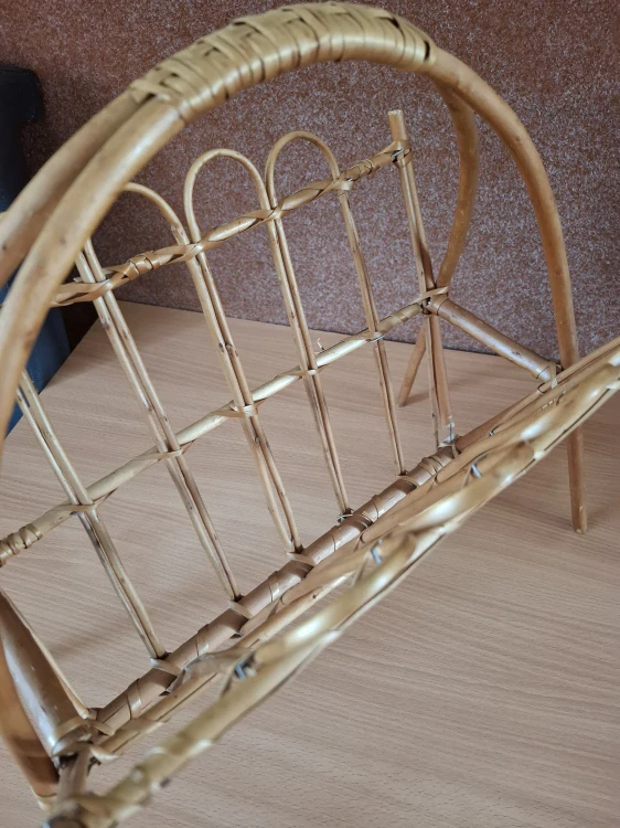 Retro proutěný košík na noviny, časopisy 