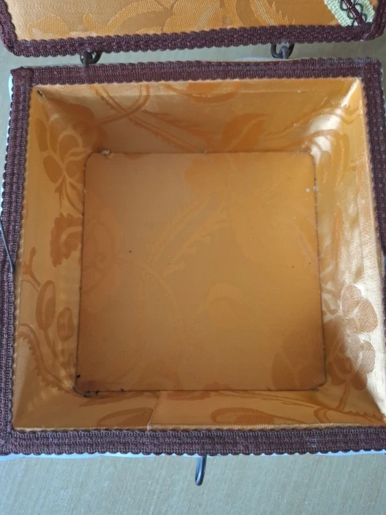 Retro box na šití a jiné poklady. Velice dobrý stav,