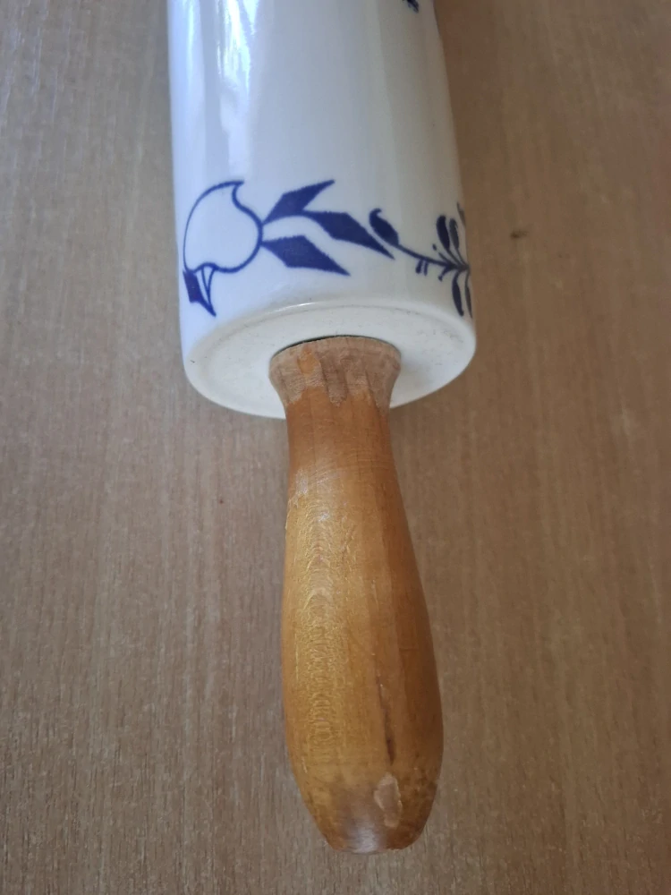 Váleček na těsto, porcelán, dekor cibulák