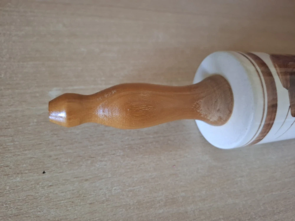 Váleček na těsto, porcelánový s hnědým dekorem.