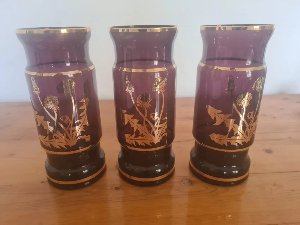 Váza, fialové sklo, dekor pampelišky, výška 28cm, cena za kus