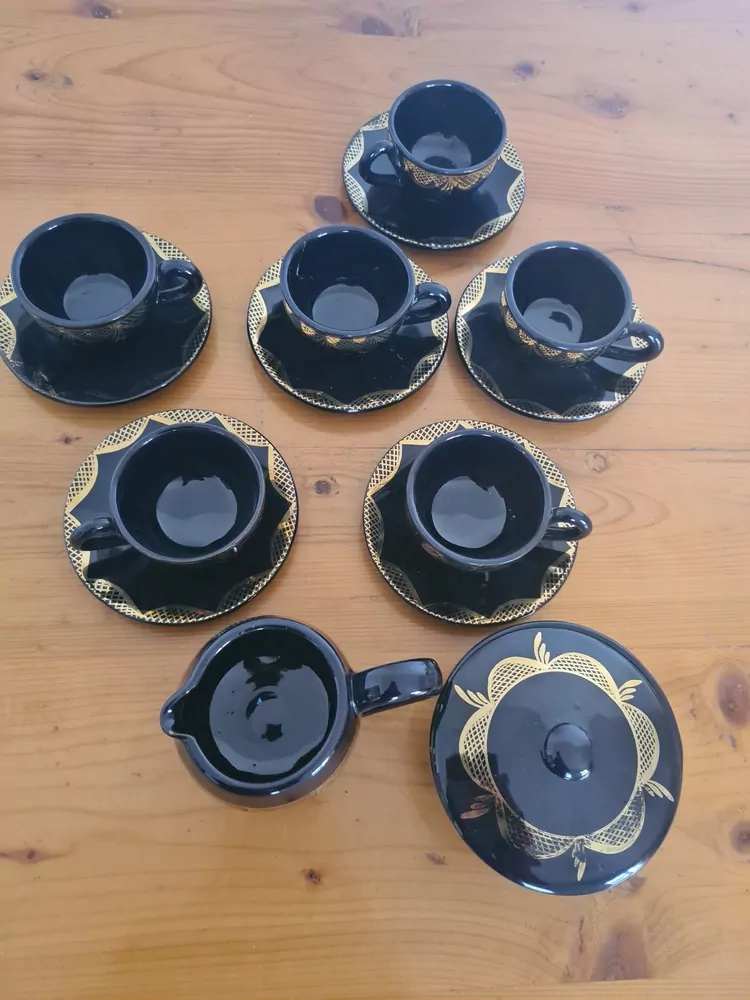 Keramická sada, černá se zlatým zdobením, 6+6+mléčenka a konvička a cukřenka, cena za vše 