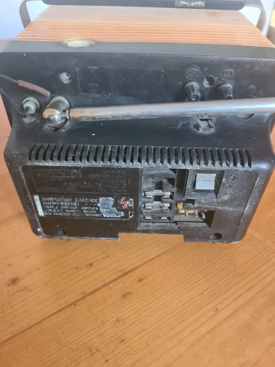 Stará přenosná televize, prodávám jako nefunkční, neodzkoušeno 