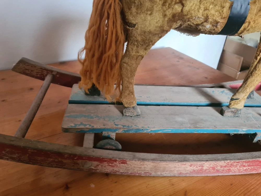 Starožitný houpací koník s kolečky, drevěný, délka 96cm, výška 53cm
