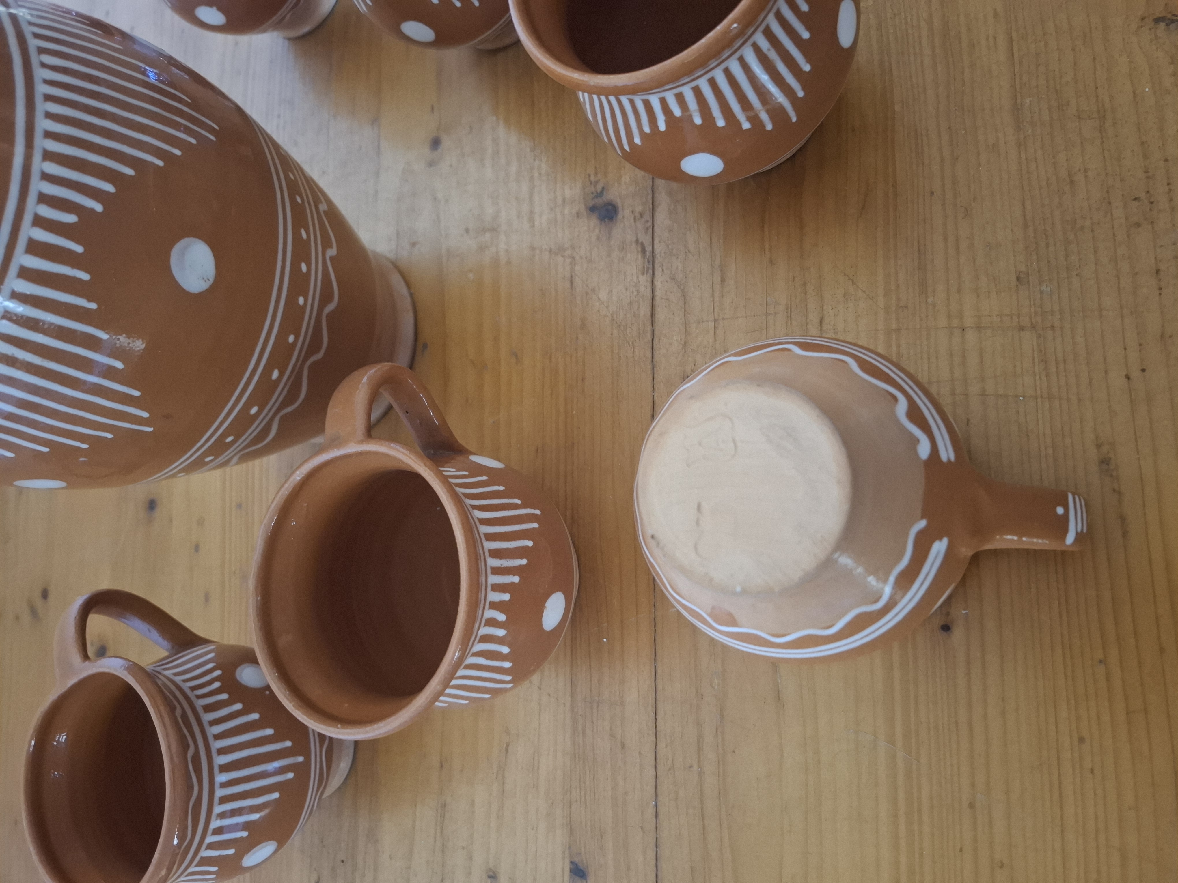 Malovaná souprava na nápoje, džbán a hrnky