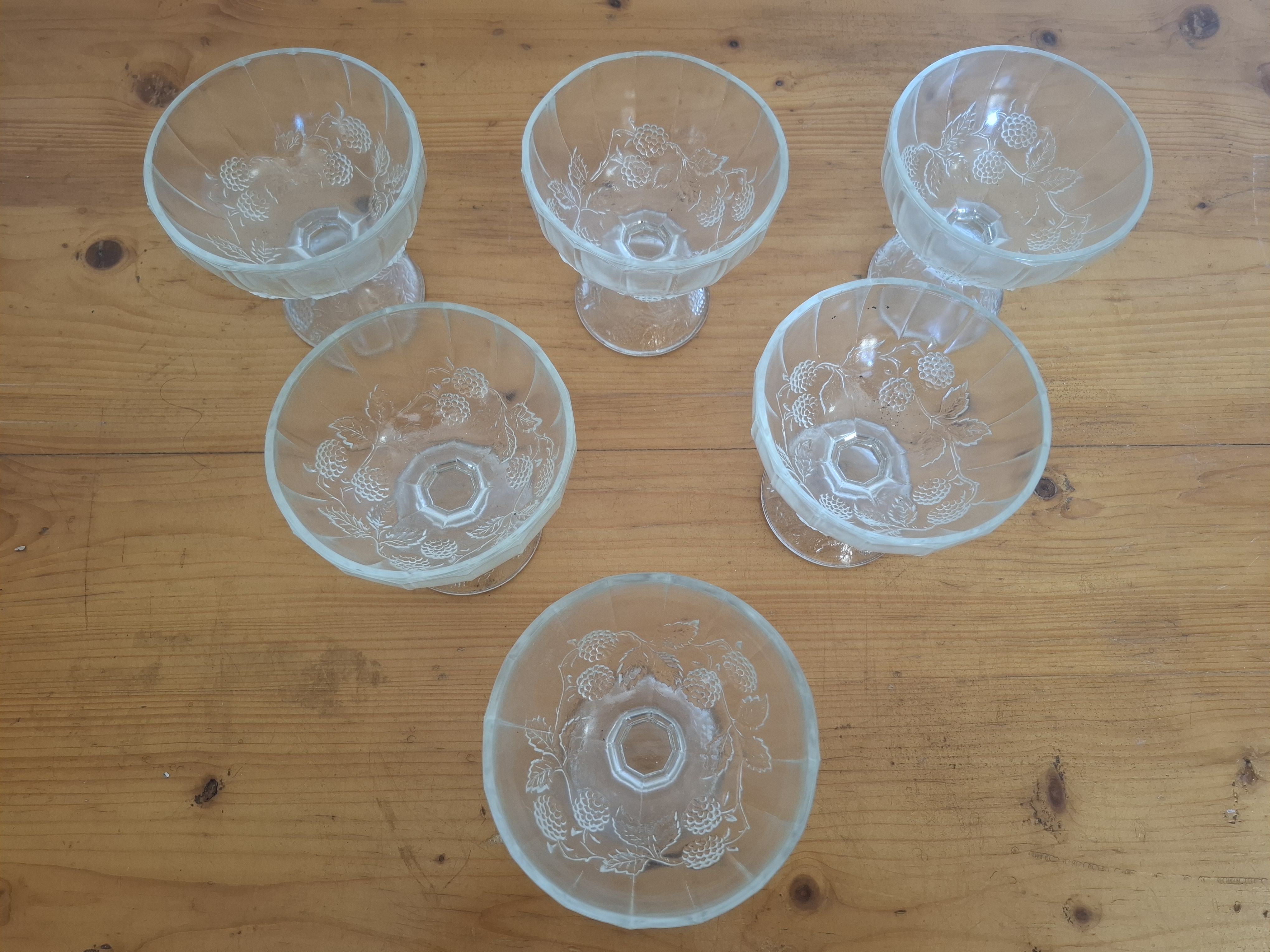 Misky na pohár, dekor jahody, výška 11,5cm, průměr 11,5cm