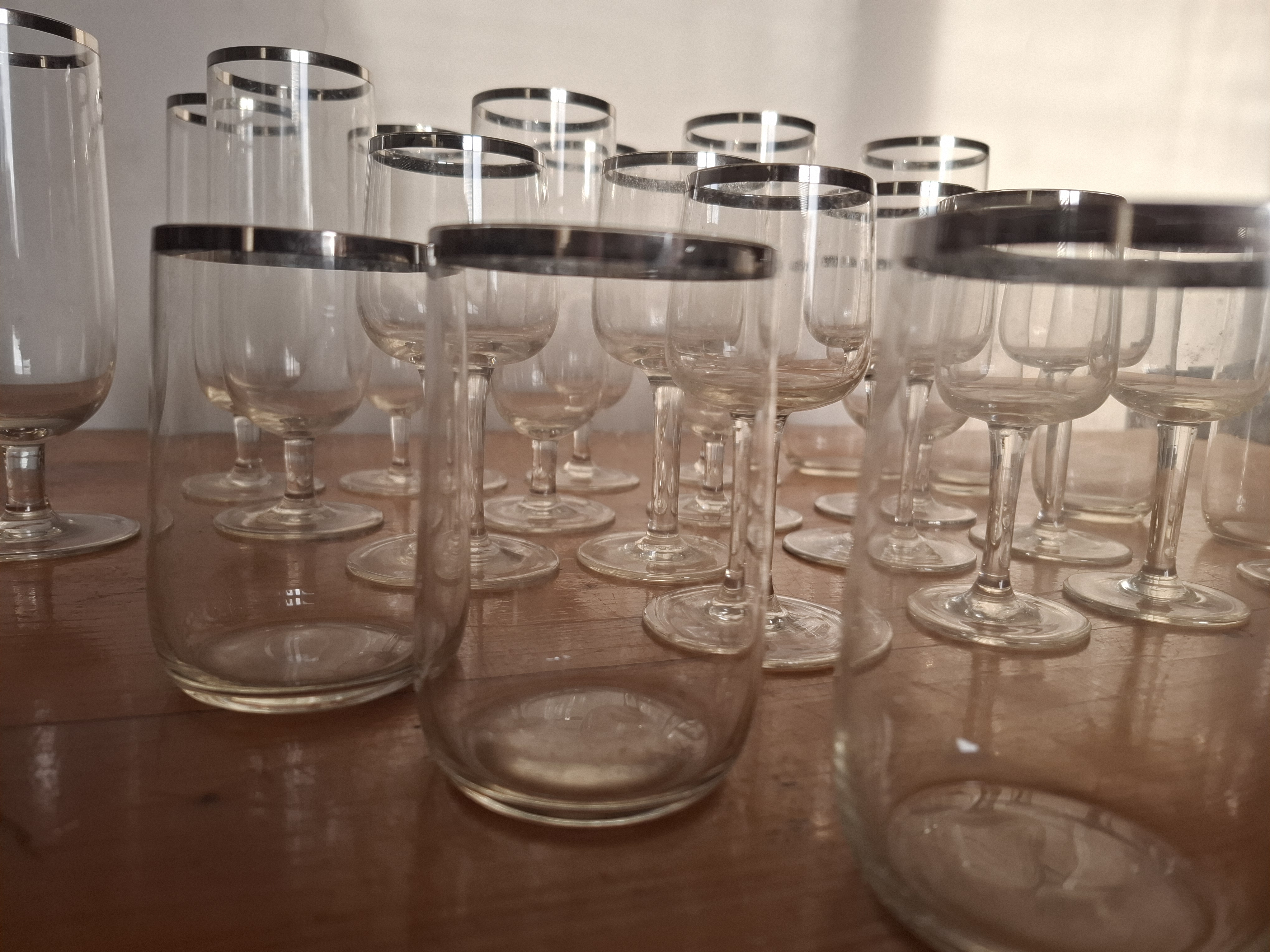 Sklenice, sada 26ks, stříbrná linka, cena za vše 