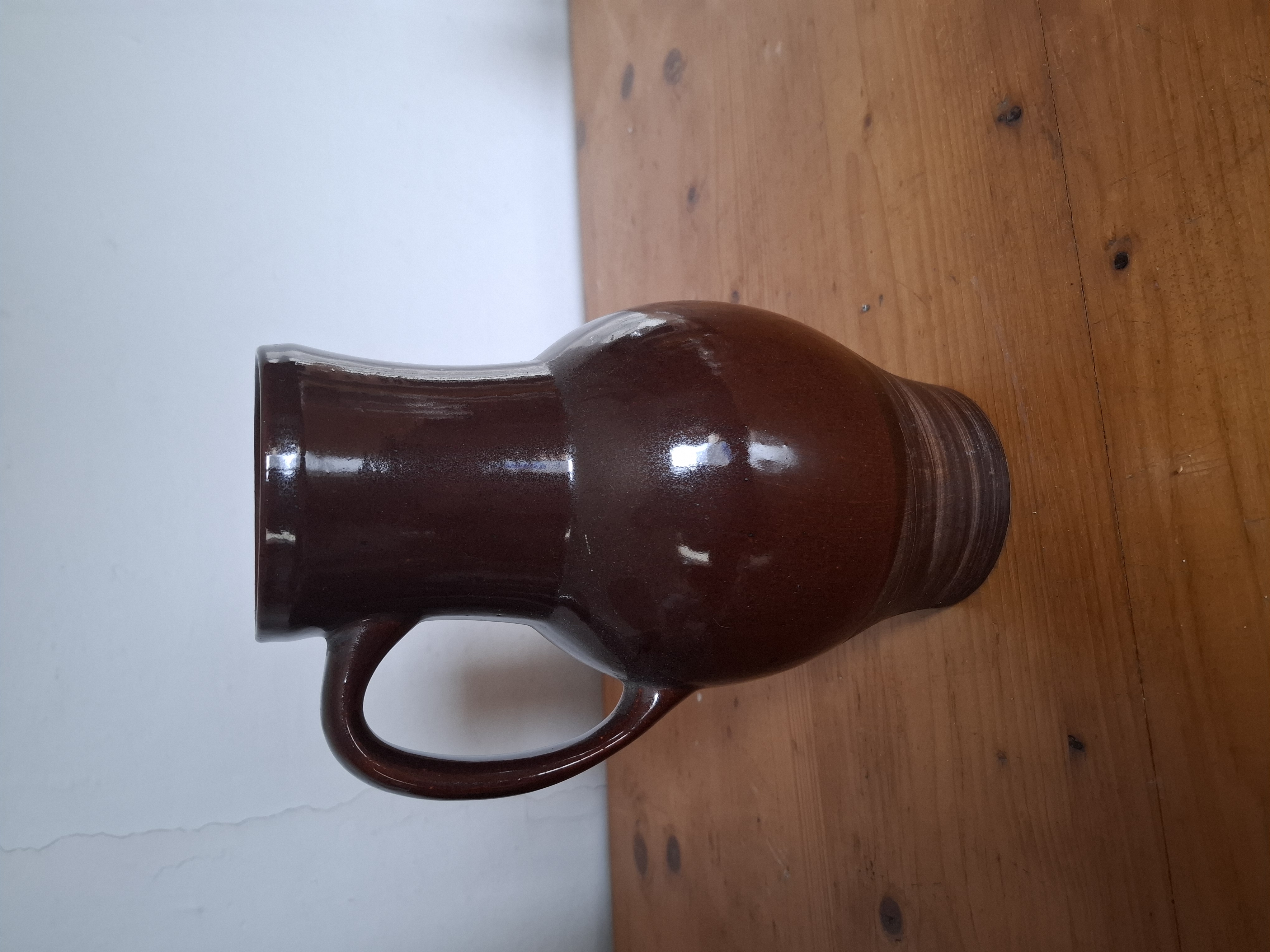 Keramický džbán, hnědý, zn. Keramo Kostelec nad Černými lesy