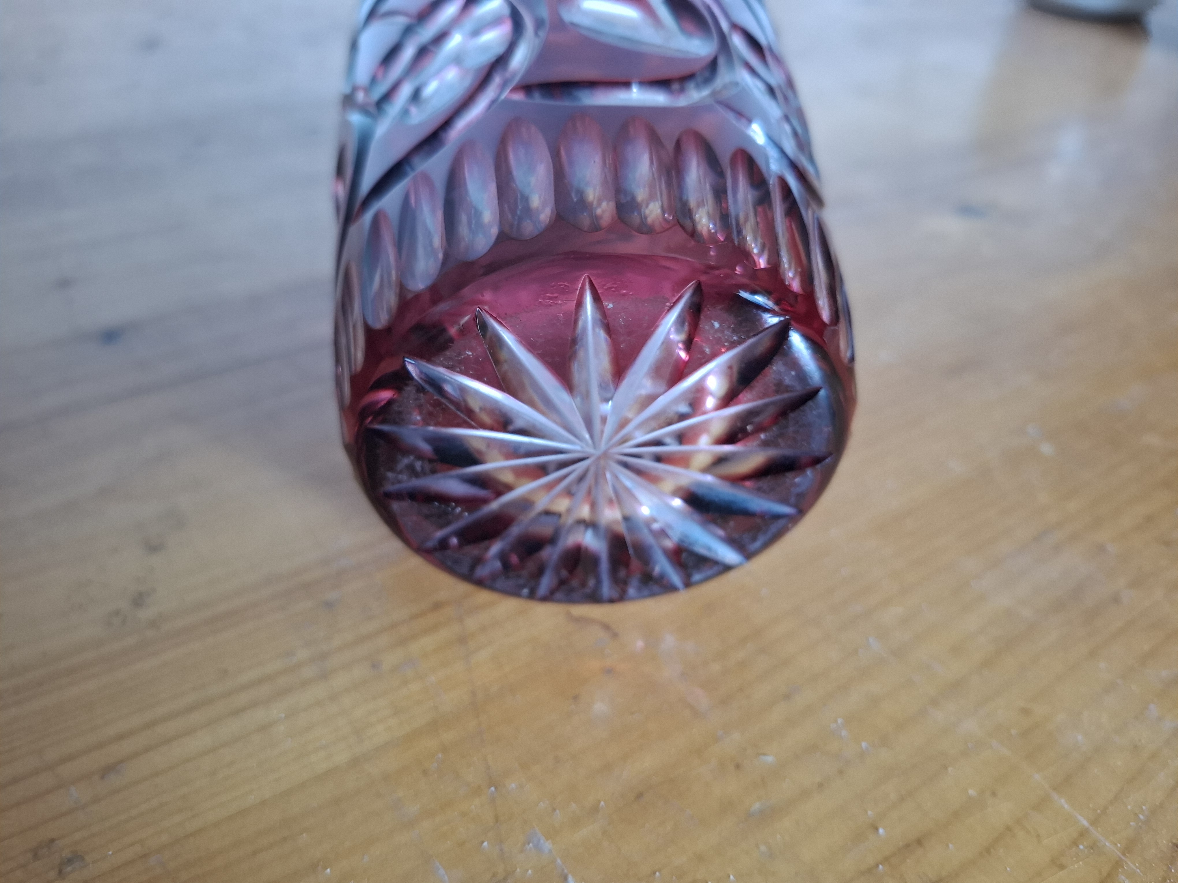 Rubínová broušená váza, bez poškození, výška 25,5cm