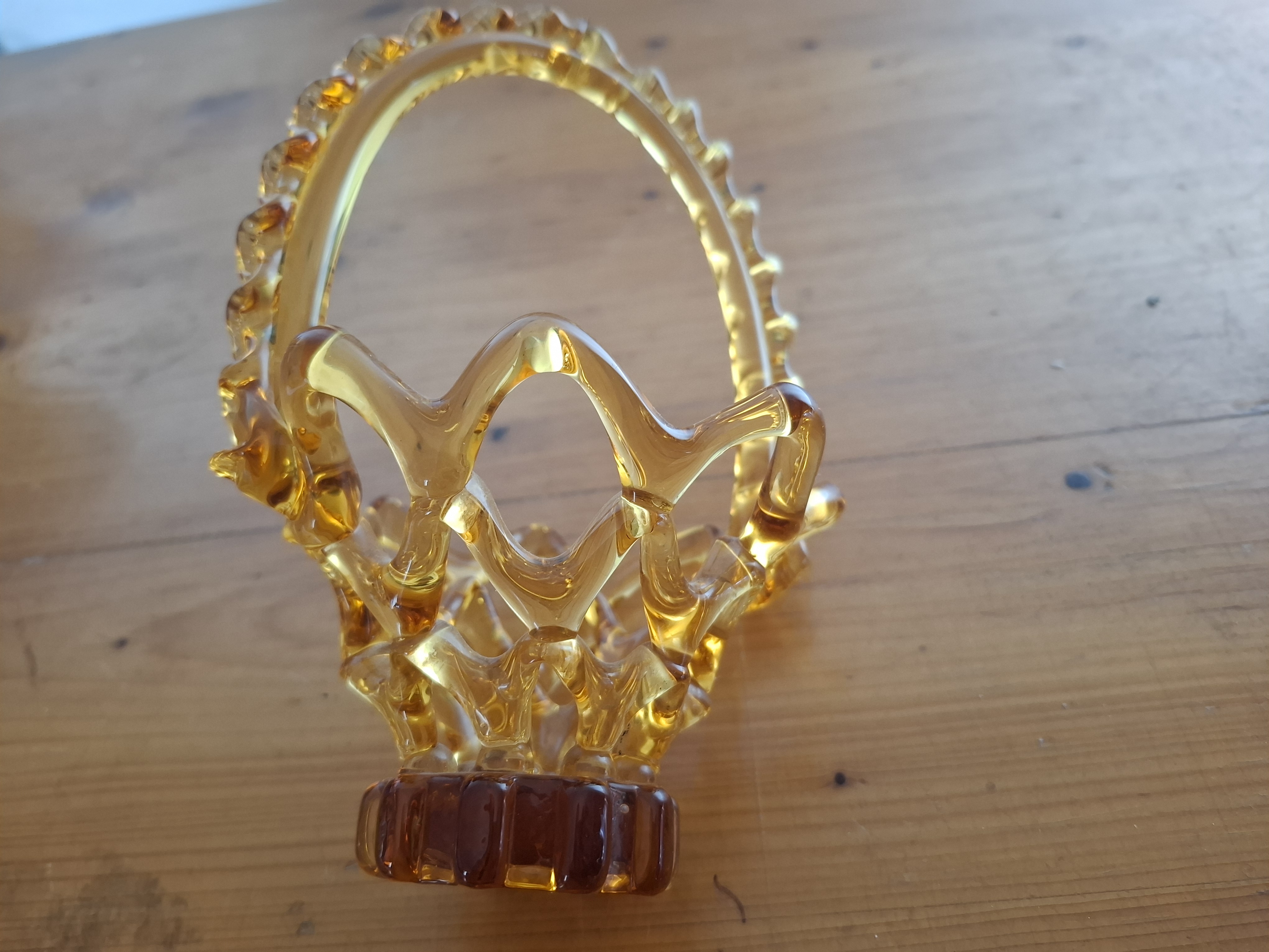 Košík, prolamované hutní jantarové sklo, sklárna Chřibská (Crystaley), bez poškození 