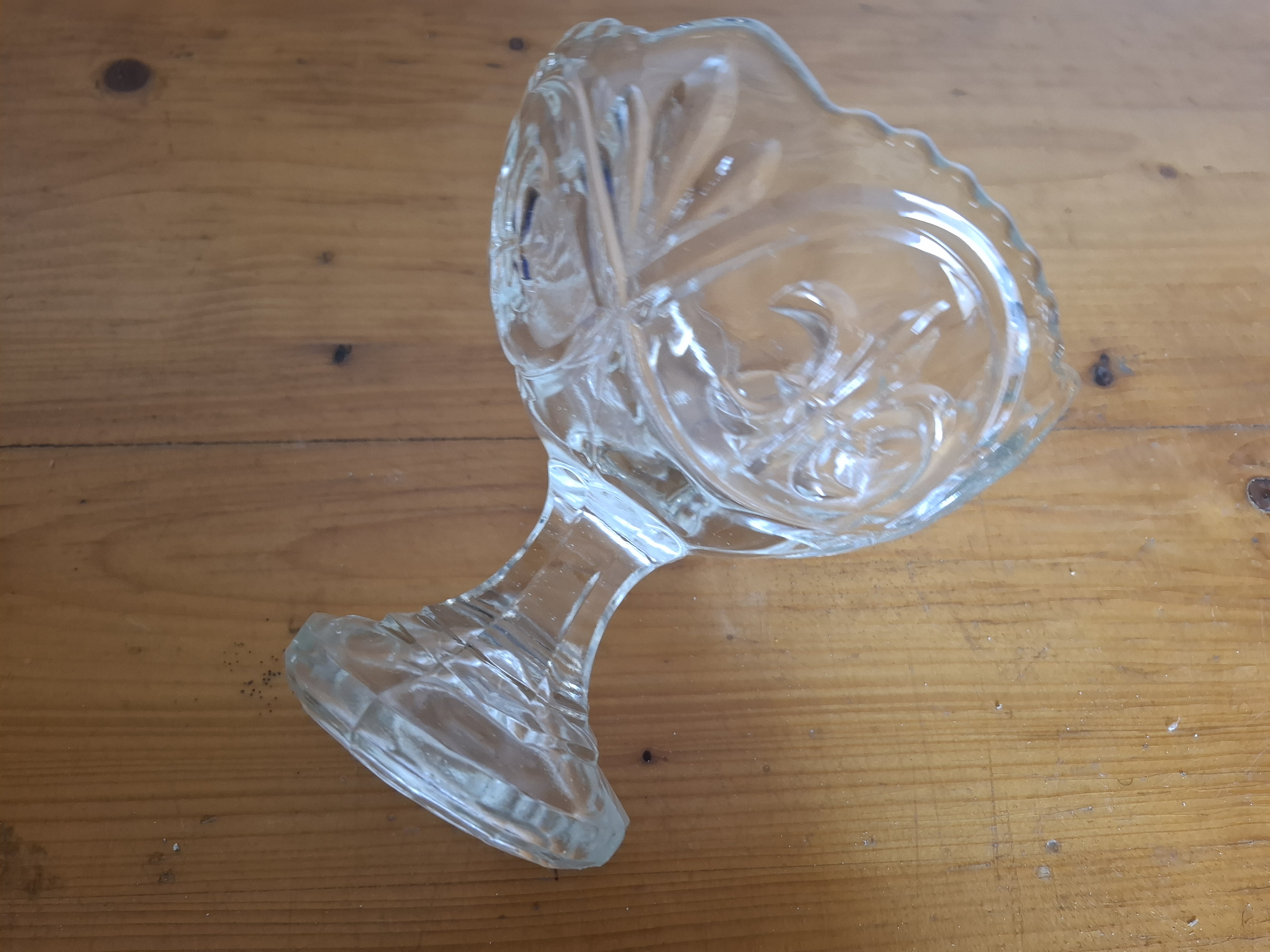 Mísa, miska na nožce, nástolec, dekor lilie/erb