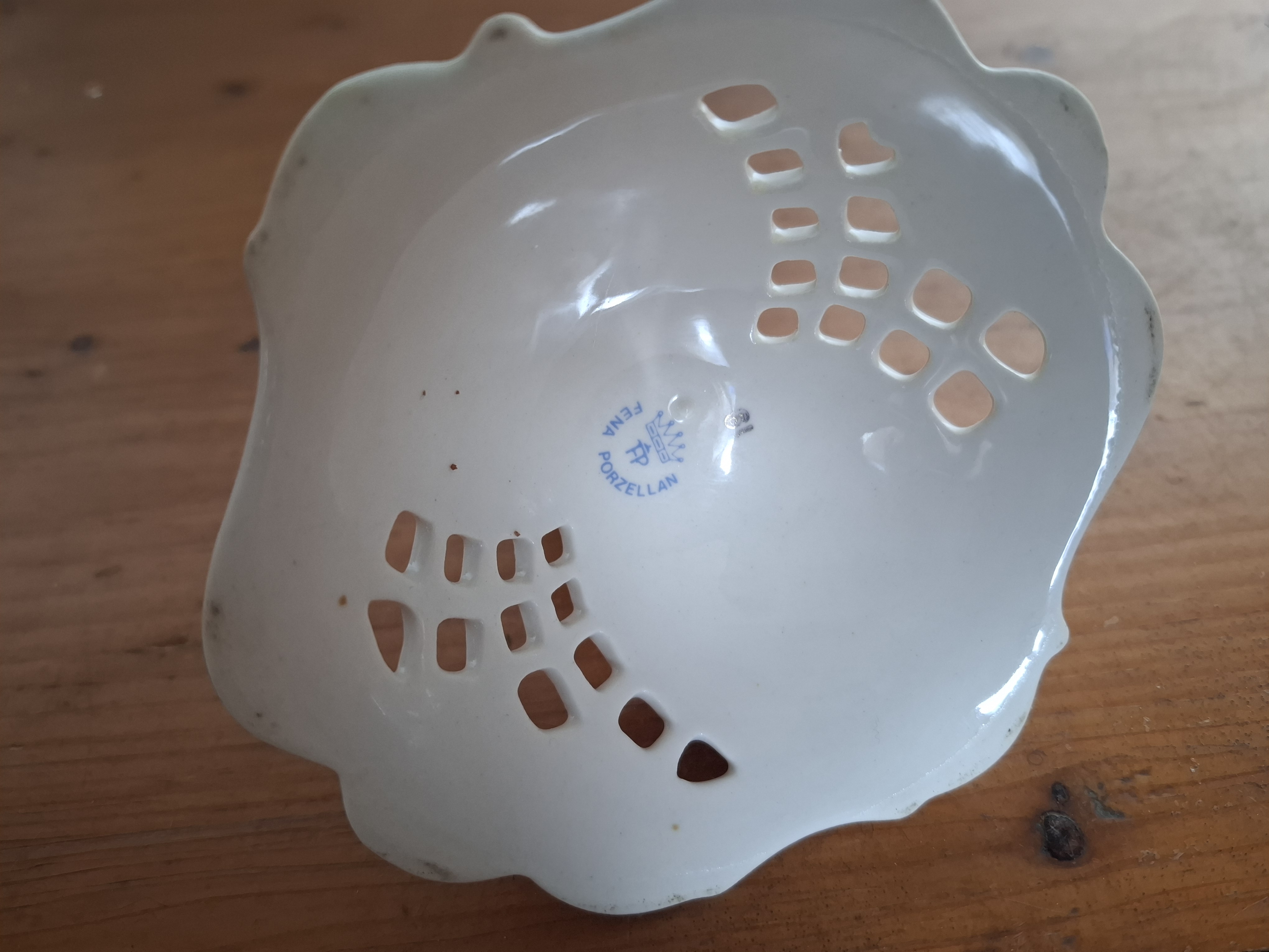 Krásný porcelánový svícen, zn. Fena Porcelain 