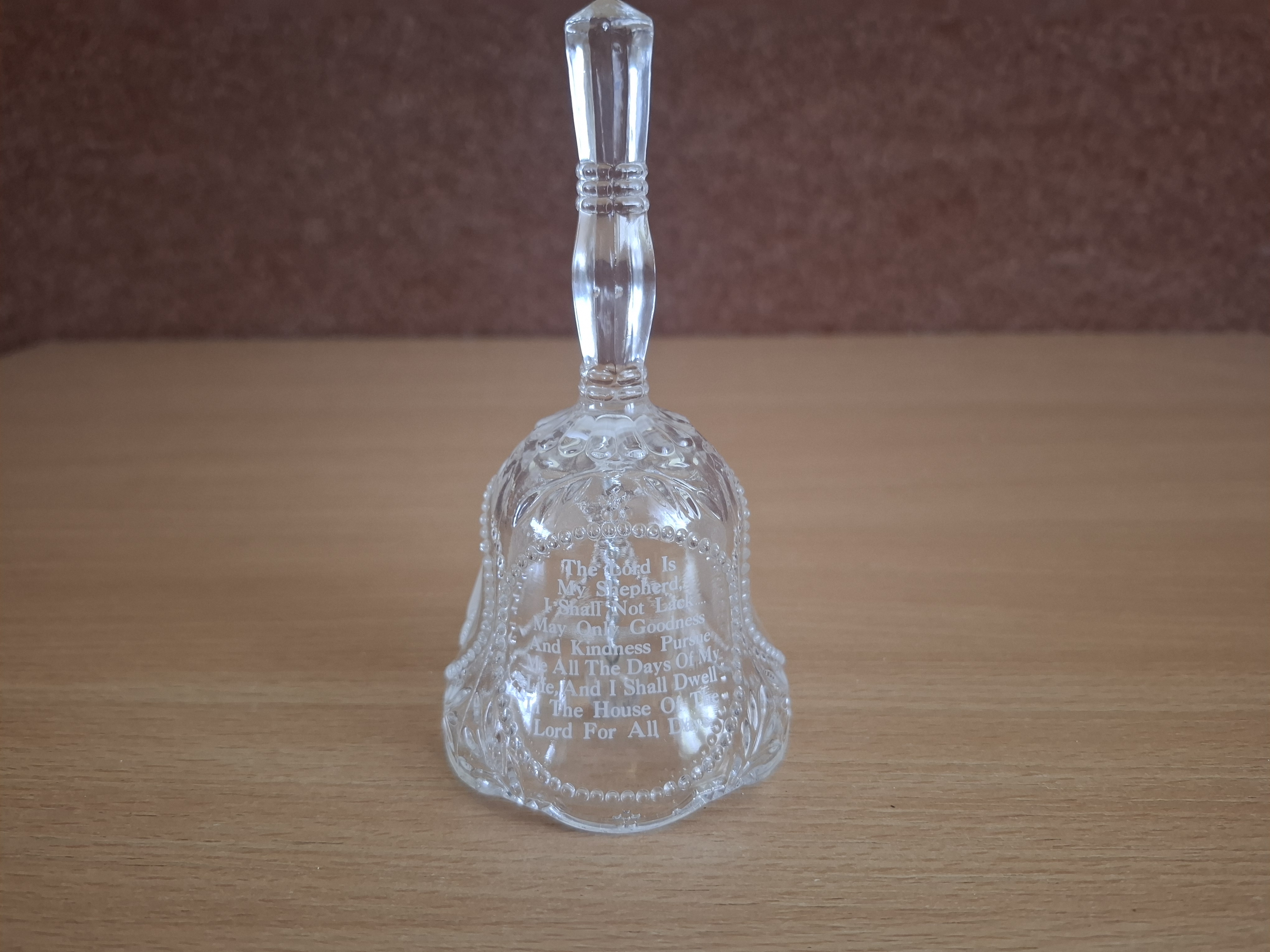 Zvoneček, zvonek, skleněný s anglickým textem, výška 13,6cm