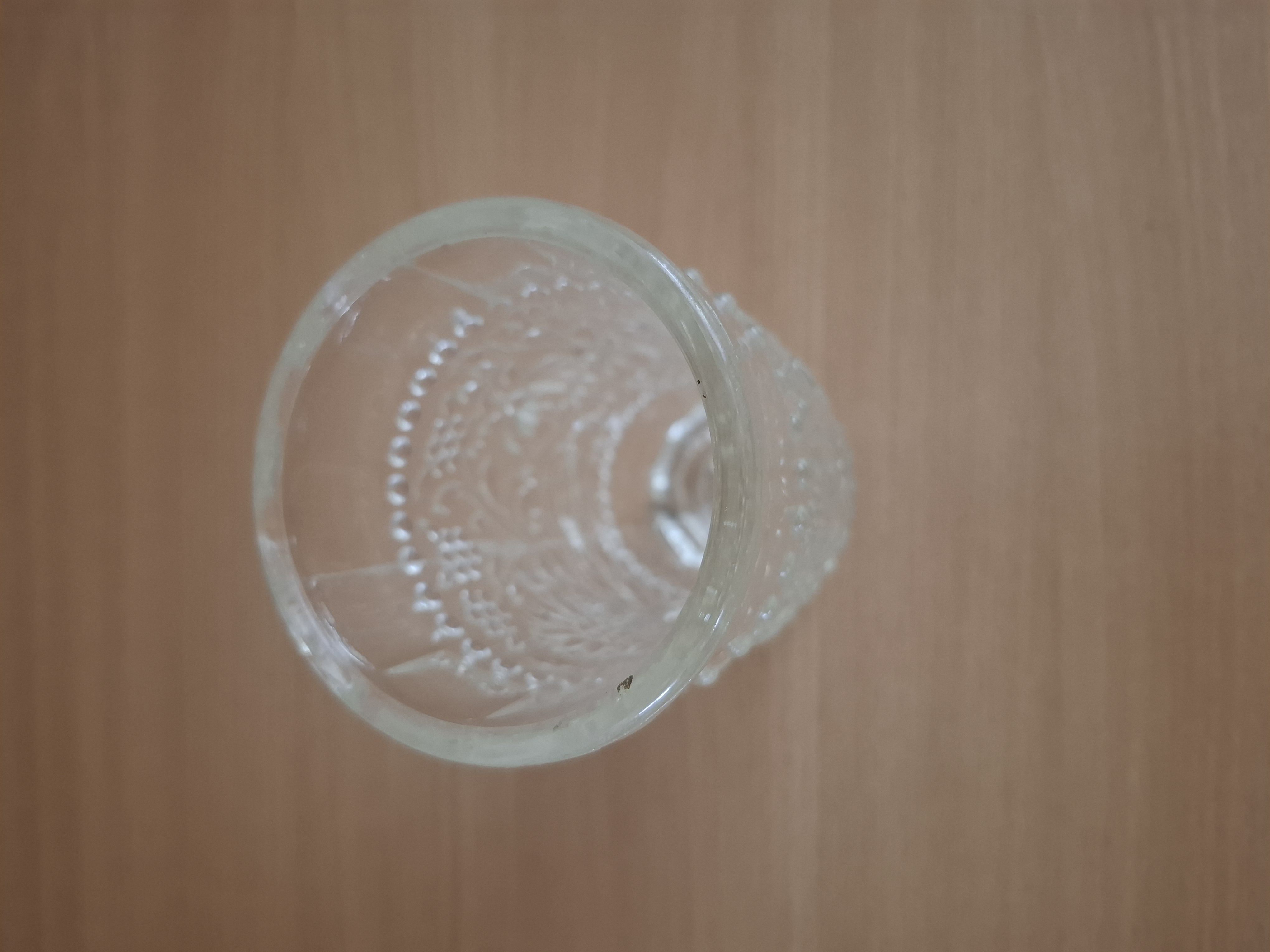 Retro váza, P. Pánek, dekor cibulák, lisované sklo, výška 15,5cm